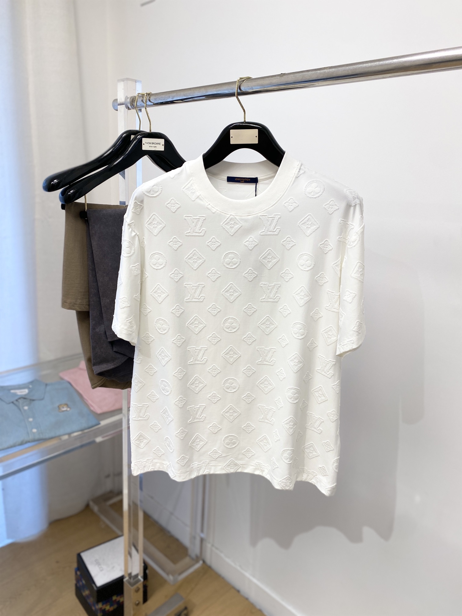 NO:126388,Louis Vuitton, the latest short-sleeved T-shirt, handsome and fashionable, digital positioned top-woven pattern letter logo, simple and versatile style. Fabric cotton is not only crisp, maintains the trendy silhouette, but also comfortable to wear, and the yarn is more delicate, S-XL, louis vuitton, T-shirt, tees, t-shirt, alexander wang19860909路易威登、最新款短袖T恤,帅气时尚,数码定位顶织图案字母logo,简约百搭款.面料棉 不仅挺括,保持潮流的廓形,又穿着舒适,纱织更细腻,码数S-XL,,louis vuitton,T-shirt,tees，t-shirt,alexander wang,Men's clothing