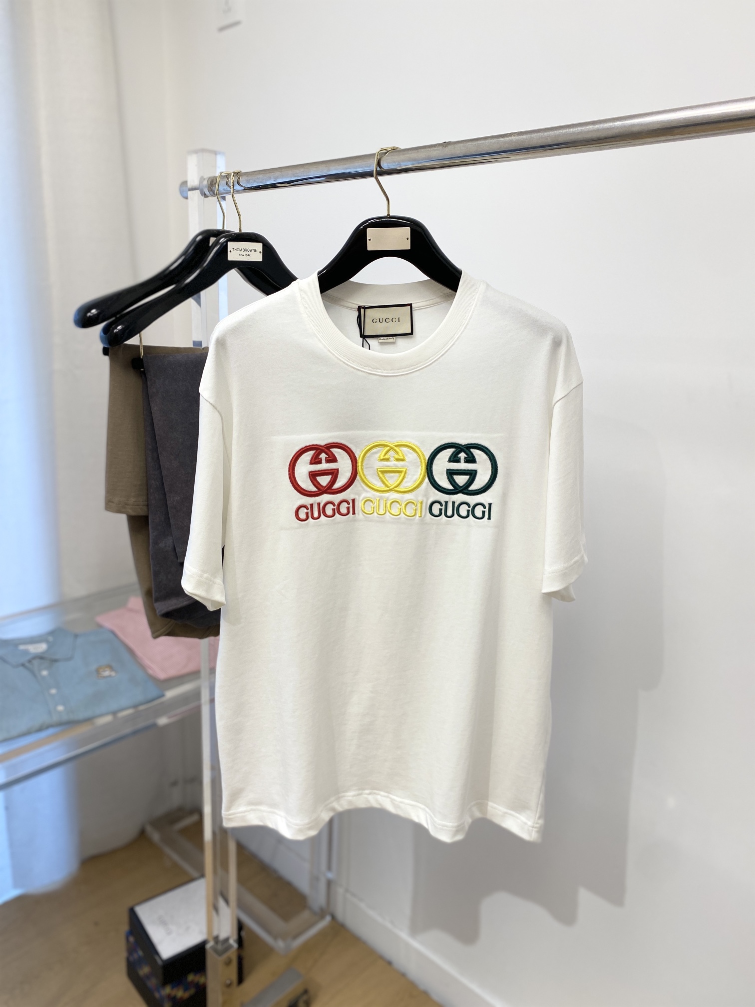 NO:126389,Guqi, the latest short-sleeved T-shirt, handsome and fashionable, exquisite embroidered letter logo on the chest, simple and versatile style. The fabric cotton is not only crisp, maintains the trendy silhouette, but also comfortable to wear, and the yarn is more delicate, S-XL, T-shirt,tees, t-shirt,alexander wang19860909古奇、最新款短袖T恤,帅气时尚,胸前精致刺绣字母logo,简约百搭款.面料棉 不仅挺括,保持潮流的廓形,又穿着舒适,纱织更细腻,码数S-XL,,T-shirt,tees，t-shirt,alexander wang,Men's clothing