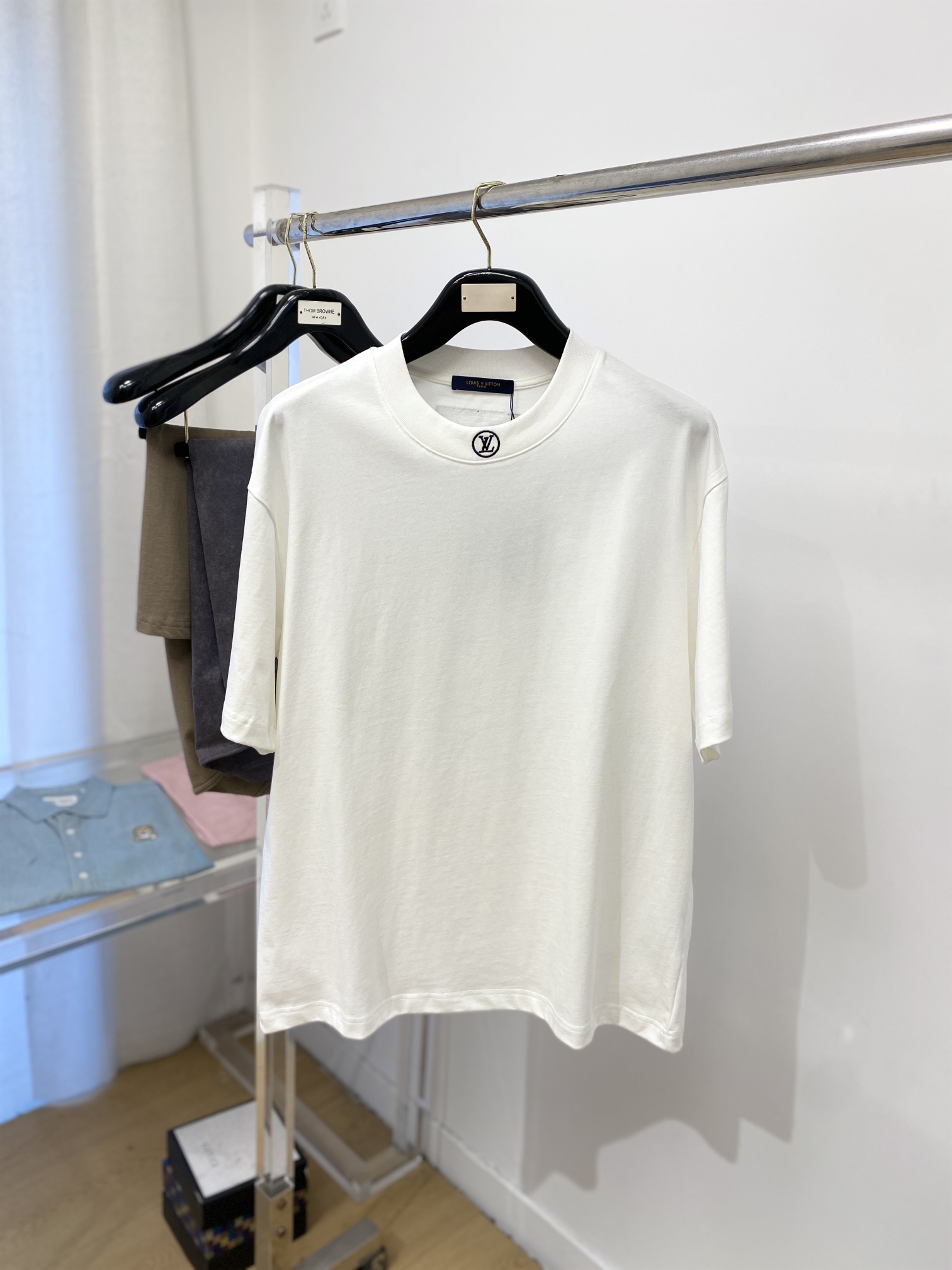 NO:126383,Fendi, the latest short-sleeved T-shirt, handsome and fashionable, neckline mirror embroidered letter logo, simple and versatile style. Fabric cotton is not only crisp, maintains a fashionable silhouette, but also comfortable to wear, and the yarn is more delicate, S-XL, fendi, T-shirt, tees, t-shirt, alexander wang19860909芬迪、最新款短袖T恤,帅气时尚,领口镜子刺绣字母logo,简约百搭款.面料棉 不仅挺括,保持潮流的廓形,又穿着舒适,纱织更细腻,码数S-XL,,fendi,T-shirt,tees，t-shirt,alexander wang,Men's clothing