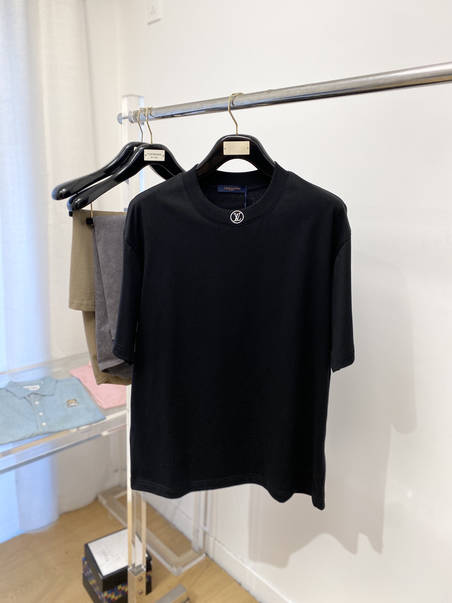 NO:126380,Fendi, the latest short-sleeved T-shirt, handsome and fashionable, neckline mirror embroidered letter logo, simple and versatile style. Fabric cotton is not only crisp, maintains the trendy silhouette, and is comfortable to wear, and the yarn is more delicate, the number S-XL, fendi, loro piana, T-shirt, tees, t-shirt, alexander wang19860909芬迪、最新款短袖T恤,帅气时尚,领口镜子刺绣字母logo,简约百搭款.面料棉 不仅挺括,保持潮流的廓形,又穿着舒适,纱织更细腻,码数S-XL,,fendi,loro piana,T-shirt,tees，t-shirt,alexander wang,Men's clothing