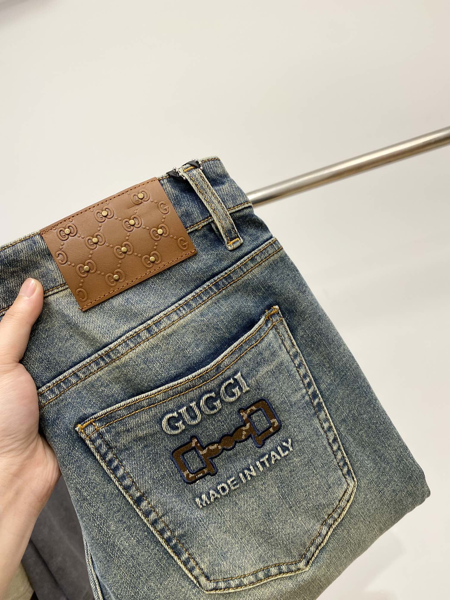 NO:126387,Guqi, the latest products, the counter is available at the same time, original single-purpose goods, water-washed casual jeans, imported original washing elastic fabric, comfortable and elastic, original hardware and auxiliary decorative logo, super positive style, extremely high grade, counter quality, fashionable and stylish upper body, 28-38, jeans, alexander wang19860909古奇、最新品,专柜同步有售,原单狠货,水洗休闲牛仔裤,进口原版水洗弹力面料,舒适有弹性,原版五金辅料装饰logo,版型超正,档次极高,专柜品质,上身时尚有型,码数28-38,,jeans,alexander wang,Men's clothing