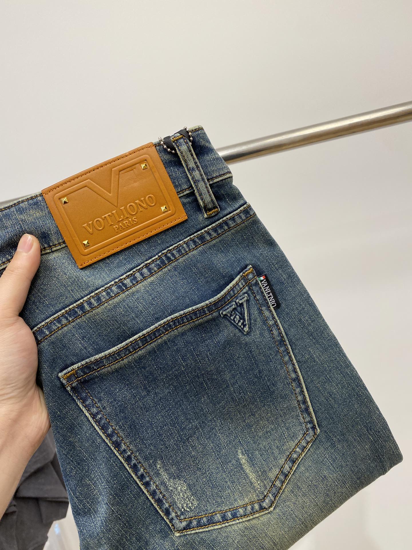 NO:126365,Versace, the latest products, the counter is available at the same time, original single-order goods, water-washed casual jeans, imported original washing elastic fabric, comfortable and elastic, original hardware and auxiliary decorative logo, super positive style, extremely high grade, counter quality, fashionable and stylish upper body, 28-38, versace, jeans, alexander wang19860909范思哲、最新品,专柜同步有售,原单狠货,水洗休闲牛仔裤,进口原版水洗弹力面料,舒适有弹性,原版五金辅料装饰logo,版型超正,档次极高,专柜品质,上身时尚有型,码数28-38,,versace,jeans,alexander wang,Men's clothing