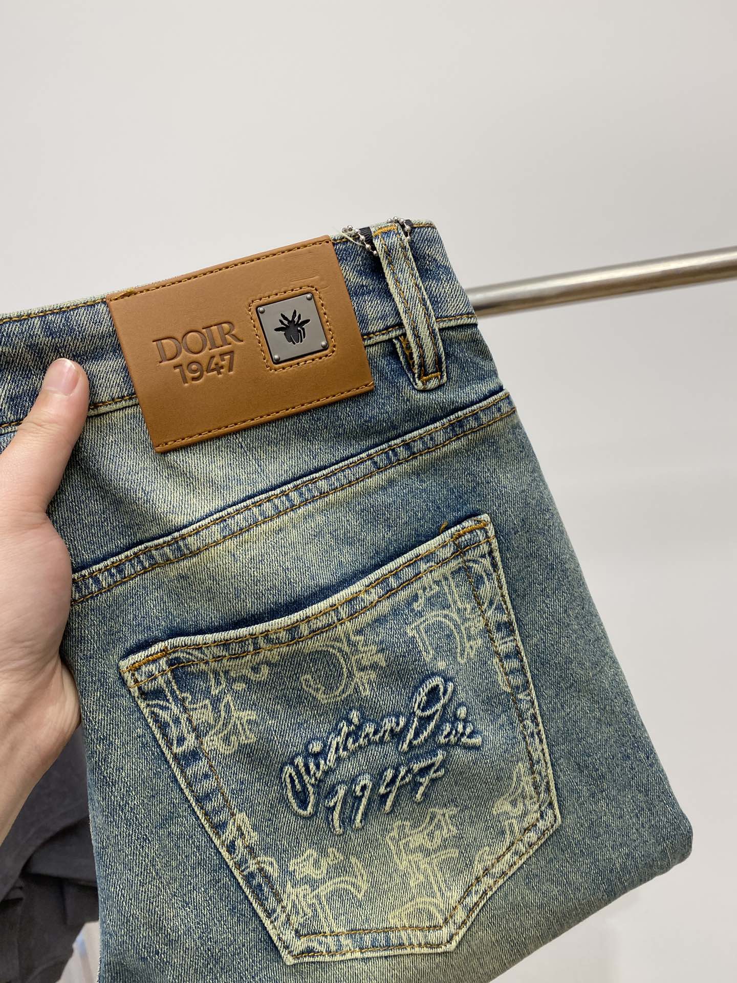 NO:126371,Dior, the latest products, the counter is available at the same time, original singles, washable casual jeans, imported original washing elastic fabric, comfortable and elastic, original hardware and auxiliary decorative logo, super positive style, extremely high grade, counter quality, fashionable and stylish upper body, 28-38,,dior,jeans,alexander wang19860909迪奥、最新品,专柜同步有售,原单狠货,水洗休闲牛仔裤,进口原版水洗弹力面料,舒适有弹性,原版五金辅料装饰logo,版型超正,档次极高,专柜品质,上身时尚有型,码数28-38,,dior,jeans,alexander wang,Men's clothing