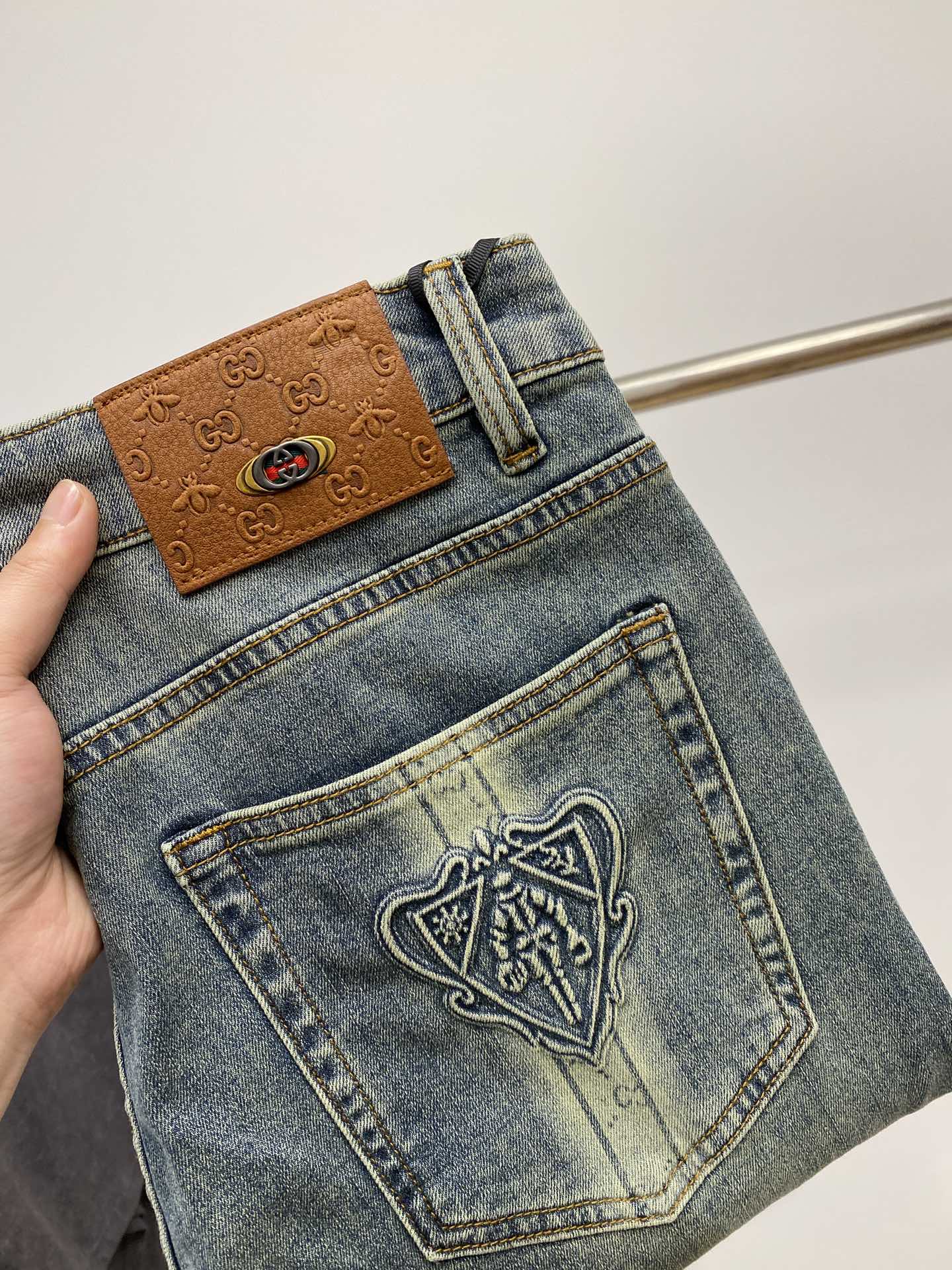 NO:126374,Guqi, the latest products, the counter is available at the same time, original single-purpose goods, water-washed casual jeans, imported original washing elastic fabric, comfortable and elastic, original hardware and auxiliary decorative logo, super positive style, extremely high grade, counter quality, fashionable and stylish upper body, 28-38, jeans, alexander wang19860909古奇、最新品,专柜同步有售,原单狠货,水洗休闲牛仔裤,进口原版水洗弹力面料,舒适有弹性,原版五金辅料装饰logo,版型超正,档次极高,专柜品质,上身时尚有型,码数28-38,,jeans,alexander wang,Men's clothing