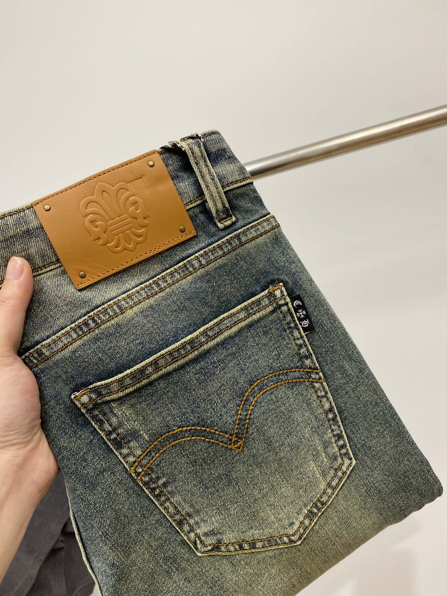 NO:126377,Croxin, the latest products, the counter is available at the same time, original single-purpose goods, water-washed casual jeans, imported original washing elastic fabric, comfortable and elastic, original hardware and auxiliary decorative logo, super positive style, extremely high grade, counter quality, fashionable and stylish upper body, 28-38, chrome hearts, jeans, alexander wang19860909克罗心、最新品,专柜同步有售,原单狠货,水洗休闲牛仔裤,进口原版水洗弹力面料,舒适有弹性,原版五金辅料装饰logo,版型超正,档次极高,专柜品质,上身时尚有型,码数28-38,,chrome hearts,jeans,alexander wang,Men's clothing