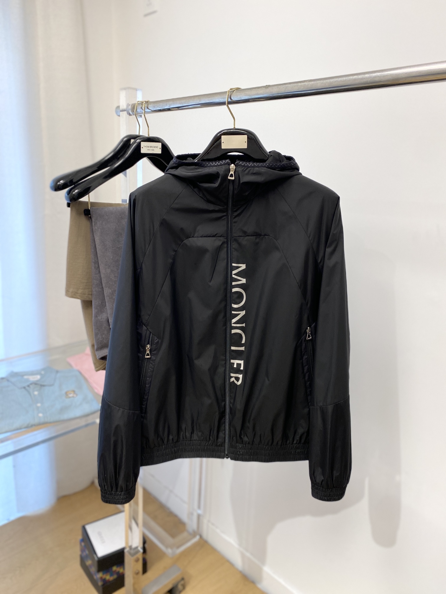 NO:159998,Mainly recommended: hooded cover, 2025 new jacket jacket, fashionable and handsome, simple and versatile style, top-grade printed letter logo on the chest, customized original fabric, not only crisp, maintains a trendy silhouette, and is comfortable to wear, with more delicate yarn, M-3XL, Moncler, jackets & coats, jackets & coats, alexander wang19860909主推 蒙口、2025新品夹克外套,时尚帅气,简约百搭款,胸口顶级印花字母logo,定制原版面料,不仅挺括,保持潮流的廓形,又穿着舒适,纱织更细腻,码数M-3XL,,Moncler,jackets & coats,jackets & coats,alexander wang,Men's clothing