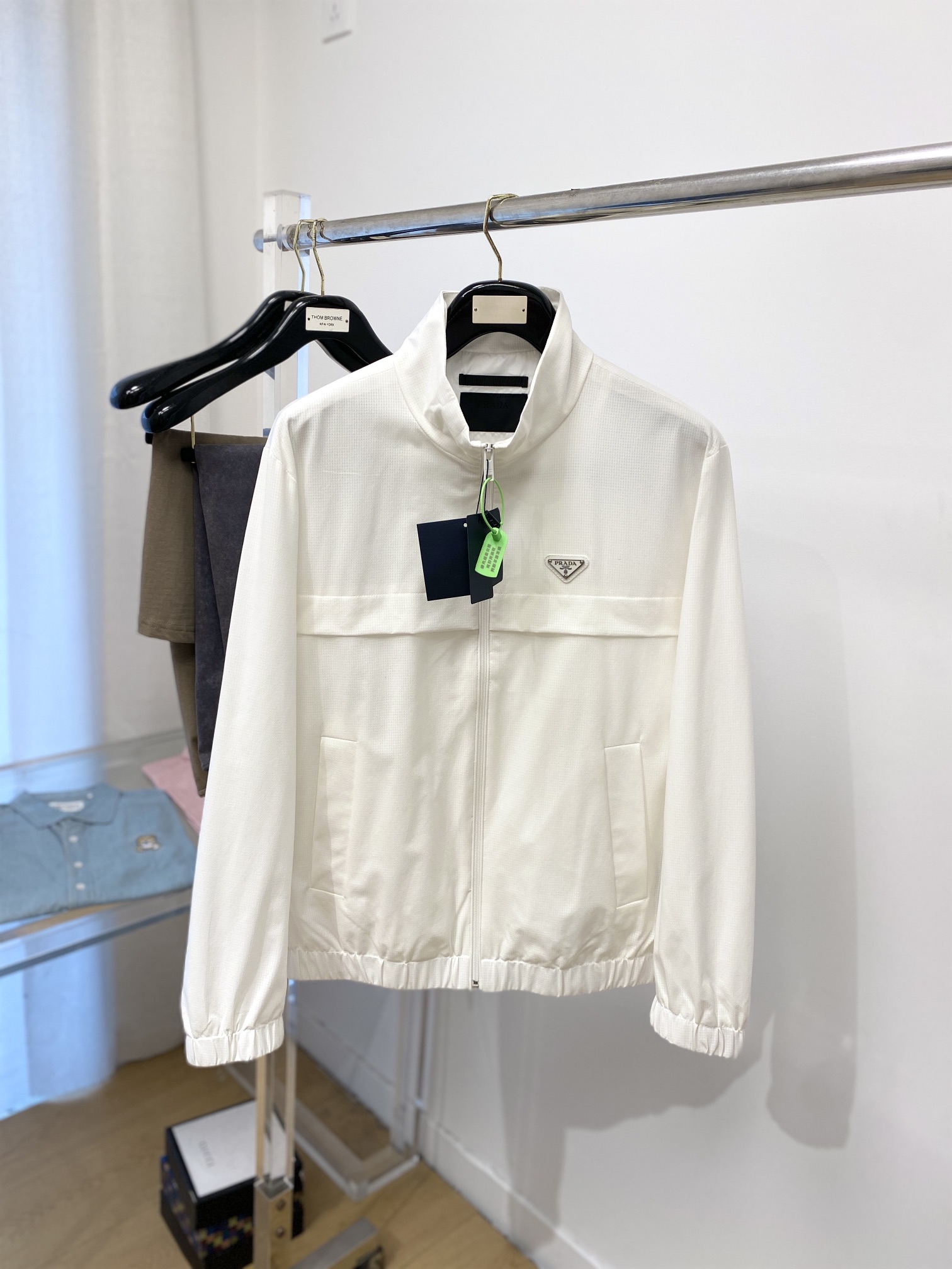 NO:159992,Mainly recommended Prada, 2025 new jacket jacket, fashionable and handsome, simple and versatile style, chest hardware decorative triangle logo, customized original fabric, not only crisp, maintains a fashionable silhouette, and is comfortable to wear, the yarn weaving is more delicate, the code number M- XXL,,prada, jackets & coats, jackets & coats, alexander wang19860909主推 普拉达、2025新品夹克外套,时尚帅气,简约百搭款,胸前五金装饰三角标logo,定制原版面料,不仅挺括,保持潮流的廓形,又穿着舒适,纱织更细腻,码数M- XXL,,prada,jackets & coats,jackets & coats,alexander wang,Men's clothing