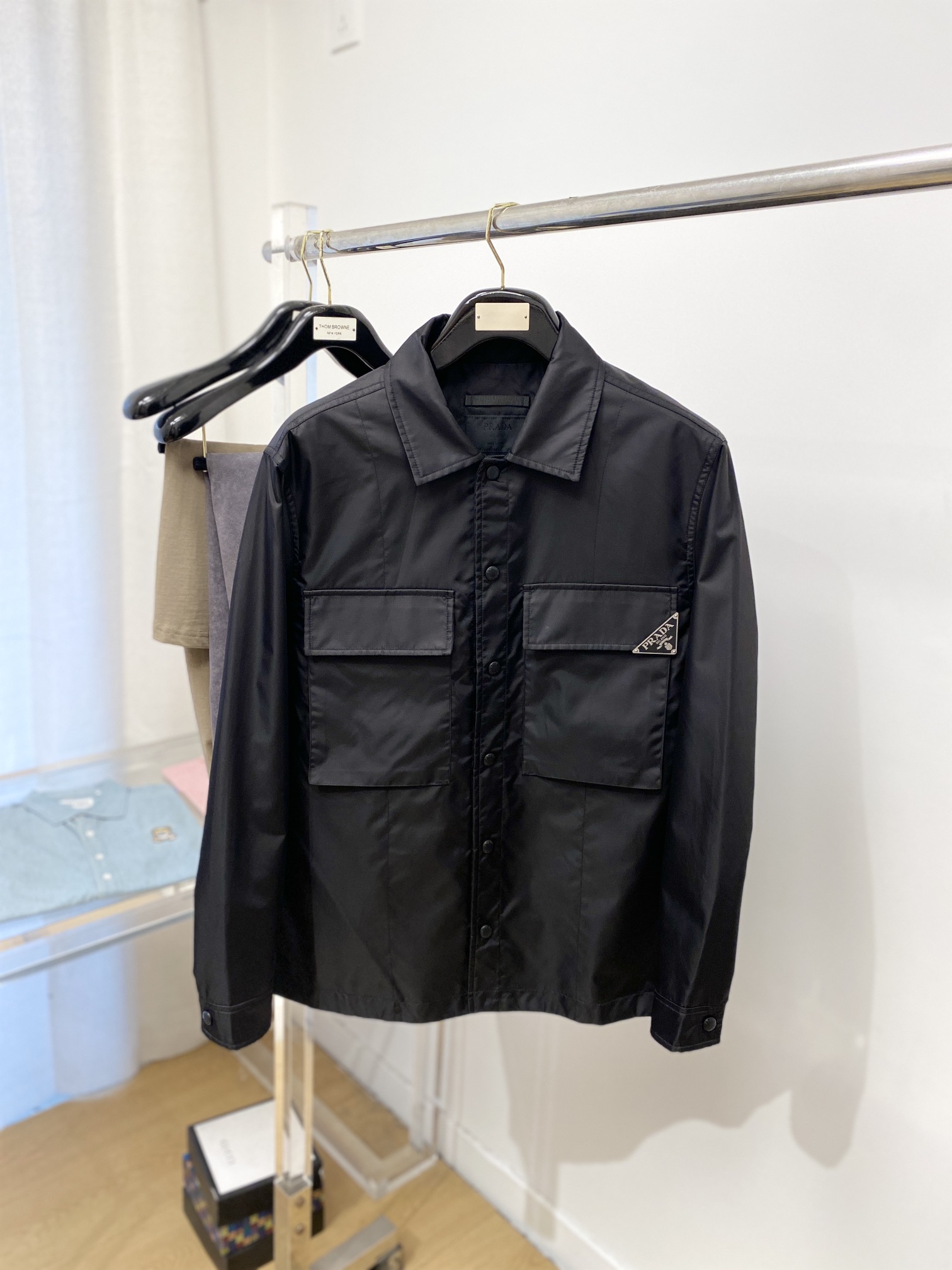 NO:159989,Mainly recommended Prada, new jacket jacket, fashionable and handsome, simple and versatile style, chest hardware decorative triangle logo logo, customized original fabric, not only crisp, maintains the trendy silhouette, and is comfortable to wear, the yarn weaving is more delicate, and the number of code M- XXL Mainly recommended P,,prada, jackets & coats, jackets & coats, alexander wang19860909主推 普拉达、新品夹克外套,时尚帅气,简约百搭款,胸前五金装饰三角标logo,定制原版面料,不仅挺括,保持潮流的廓形,又穿着舒适,纱织更细腻,码数M- XXL 主推P,,prada,jackets & coats,jackets & coats,alexander wang,Men's clothing