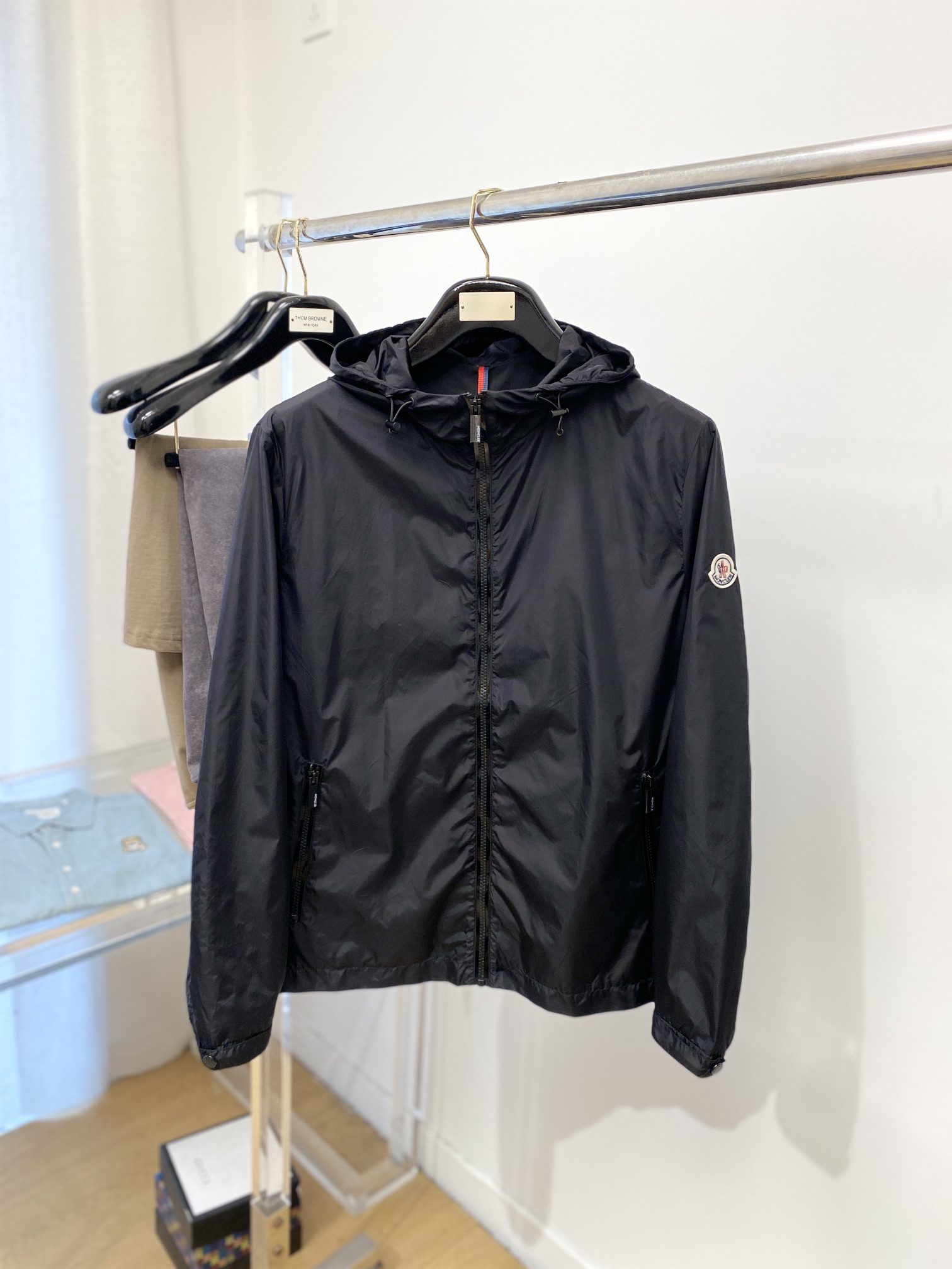 NO:159984,Mainly recommended: cover, new jacket jacket, fashionable and handsome, simple and versatile style, cuff embroidery decorative pattern logo, customized original fabric, not only crisp, maintains the trendy silhouette, and is comfortable to wear, with more delicate yarn, M-3XL, Moncler, jackets & coats, jackets & coats, alexander wang19860909主推 蒙口、新品夹克外套,时尚帅气,简约百搭款,袖口刺绣装饰图案logo,定制原版面料,不仅挺括,保持潮流的廓形,又穿着舒适,纱织更细腻,码数M-3XL,,Moncler,jackets & coats,jackets & coats,alexander wang,Men's clothing