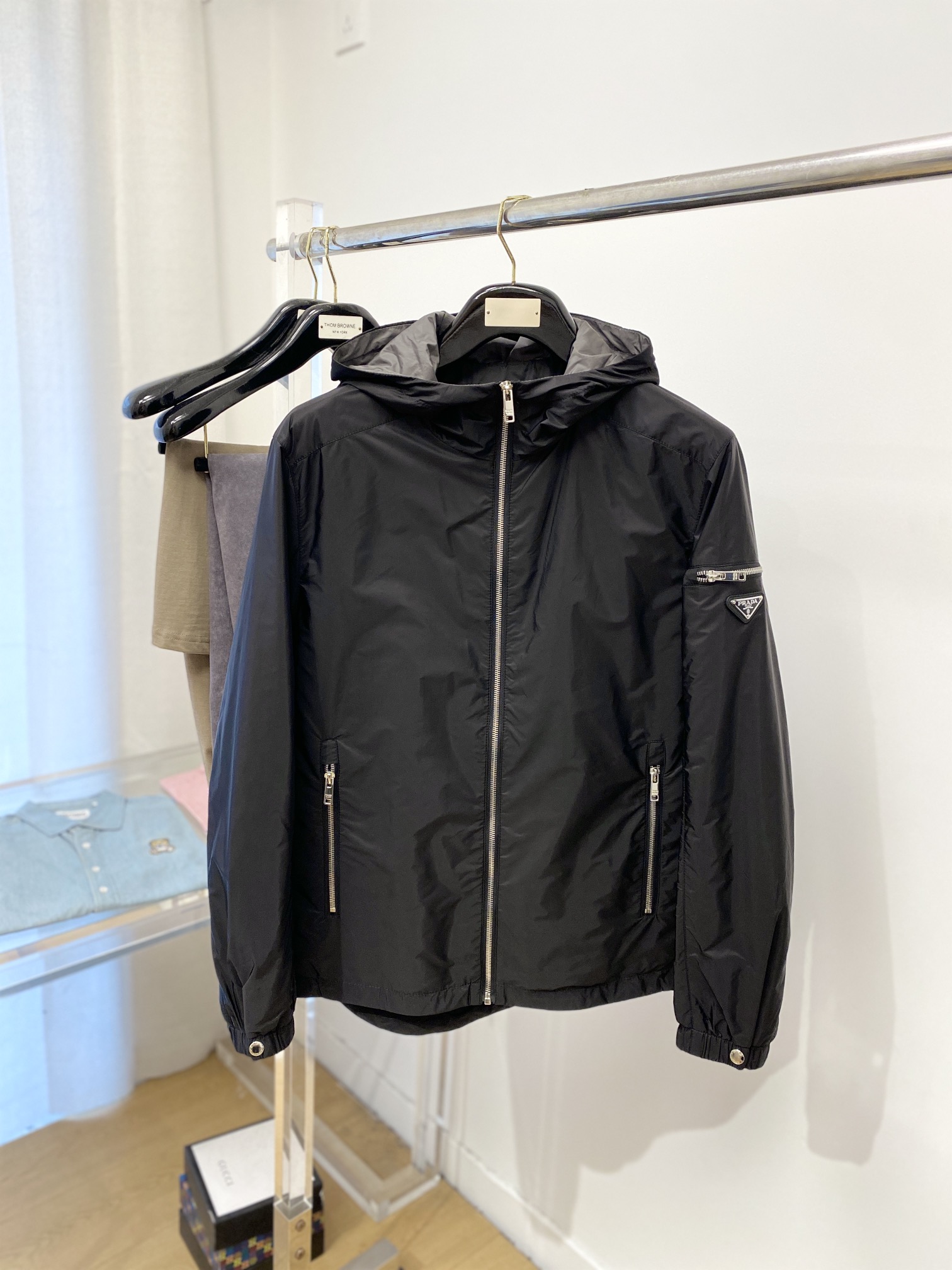 NO:159982,Mainly recommended Prada, new jacket jacket, fashionable and handsome, simple and versatile style, cuff hardware decorative triangle logo, customized original fabric, not only crisp, maintains the trendy silhouette, and is comfortable to wear, the yarn weaving is more delicate, the number M-3XL, prada, jackets & coats, jackets & coats, alexander wang19860909主推 普拉达、新品夹克外套,时尚帅气,简约百搭款,袖口五金装饰三角标logo,定制原版面料,不仅挺括,保持潮流的廓形,又穿着舒适,纱织更细腻,码数M-3XL,,prada,jackets & coats,jackets & coats,alexander wang,Men's clothing