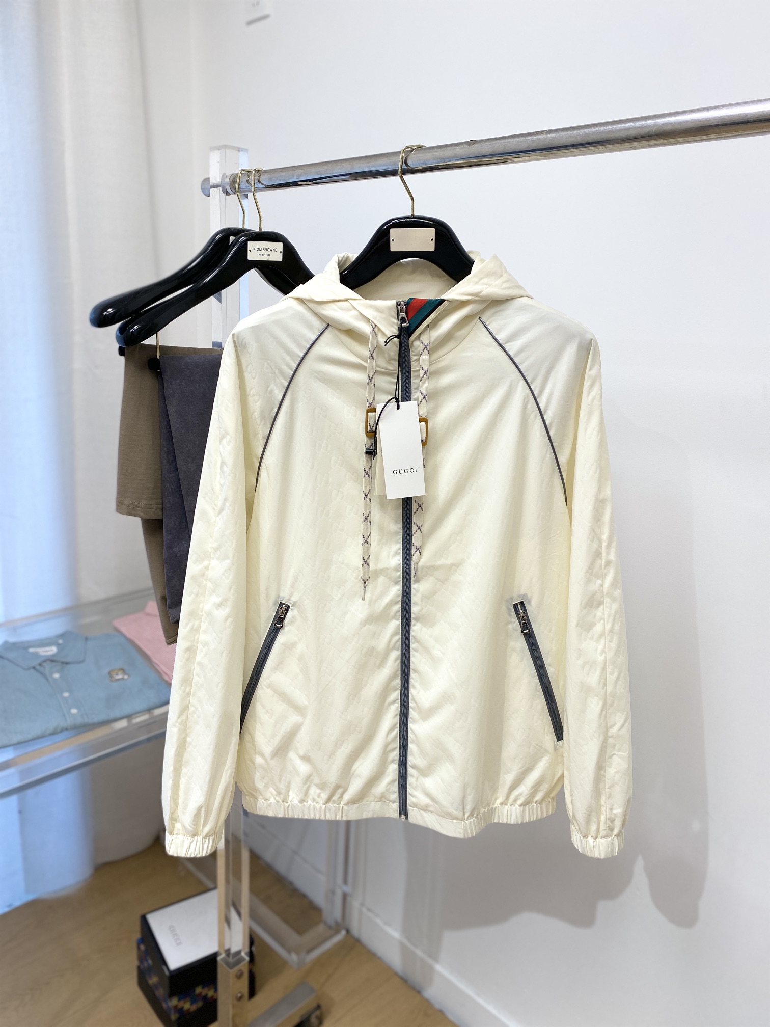 NO:160003,The main products of Guqi, 2025 new jacket jacket, fashionable and handsome, simple and versatile, top digital positioned printed letter logo, customized original fabric, not only crisp, maintains the trendy silhouette, and is comfortable to wear, and the yarn is more delicate, the number M-3XL,, jackets & coats, jackets & coats, alexander wang19860909主推古奇、2025新品夹克外套,时尚帅气,简约百搭款,顶级数码定位印花字母logo,定制原版面料,不仅挺括,保持潮流的廓形,又穿着舒适,纱织更细腻,码数M-3XL,,jackets & coats,jackets & coats,alexander wang,Men's clothing