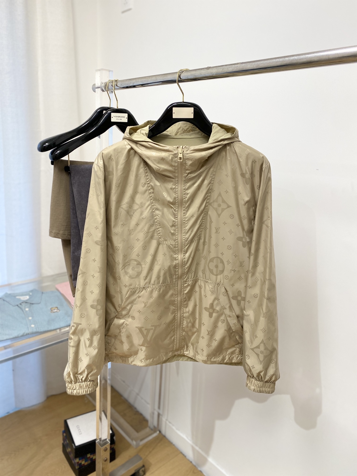 NO:159996,The main product is Louis Vuitton, the new double-sided jacket, fashionable and handsome, simple and versatile, top-level digital positioning print pattern letter logo, customized original fabric, not only crisp, maintains the trendy silhouette, and is comfortable to wear, and the yarn is more delicate, the number M-3XL, louis vuitton, jackets & coats, jackets & coats, alexander wang19860909主推路易威登、新品双面穿夹克外套,时尚帅气,简约百搭款,顶级数码定位印花图案字母logo,定制原版面料,不仅挺括,保持潮流的廓形,又穿着舒适,纱织更细腻,码数M-3XL,,louis vuitton,jackets & coats,jackets & coats,alexander wang,Men's clothing