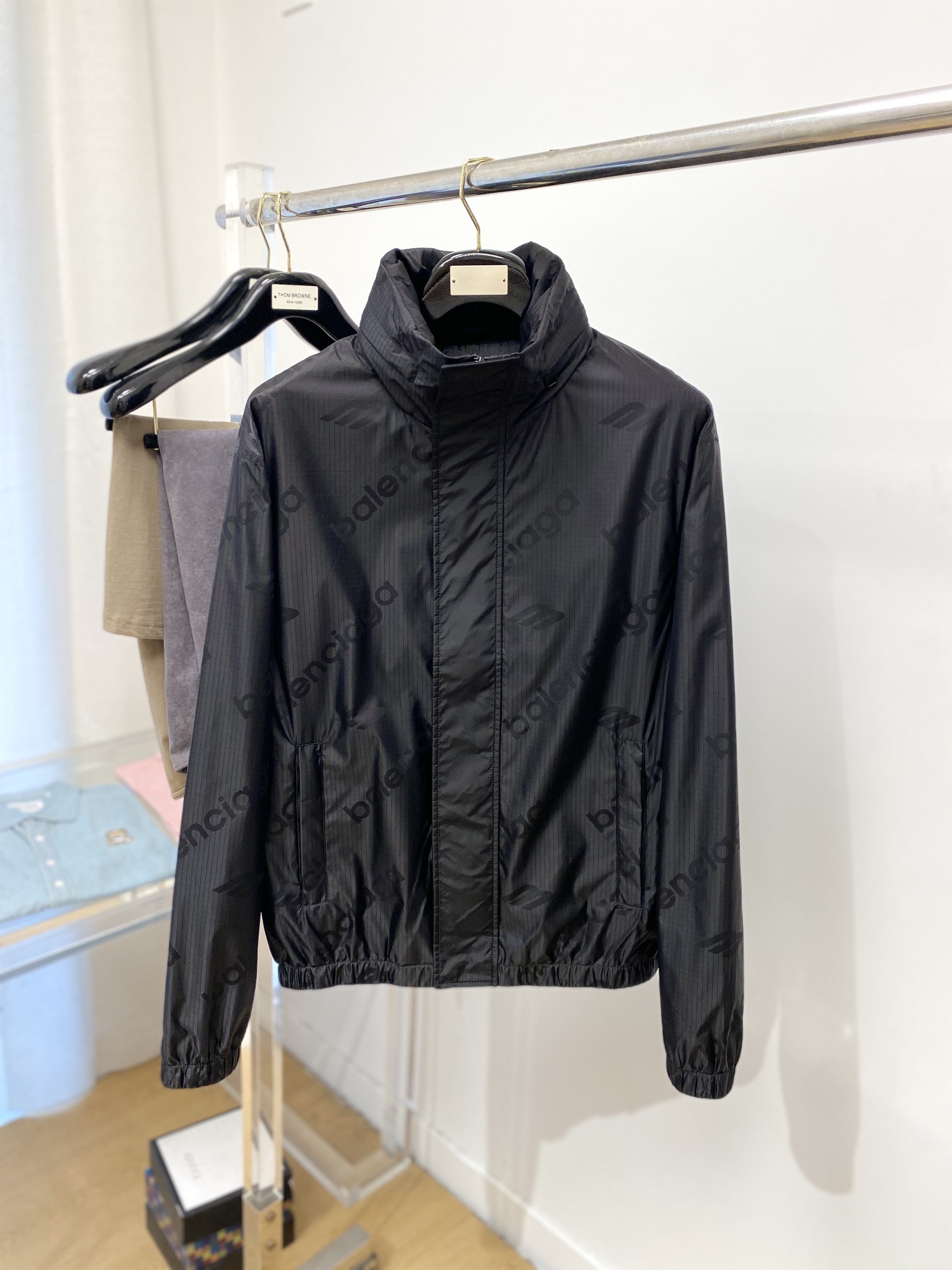 NO:159979,The main products of Balenciaga, new jackets, fashionable and handsome, simple and versatile, top digital positioned printed letter logo, customized original fabric, not only crisp, maintains the trendy silhouette, and is comfortable to wear, and the yarn weaving is more delicate, the number M-3XL, balenciaga, jackets & coats, jackets & coats, alexander wang19860909主推巴黎世家、新品夹克外套,时尚帅气,简约百搭款,顶级数码定位印花字母logo,定制原版面料,不仅挺括,保持潮流的廓形,又穿着舒适,纱织更细腻,码数M-3XL,,balenciaga,jackets & coats,jackets & coats,alexander wang,Men's clothing