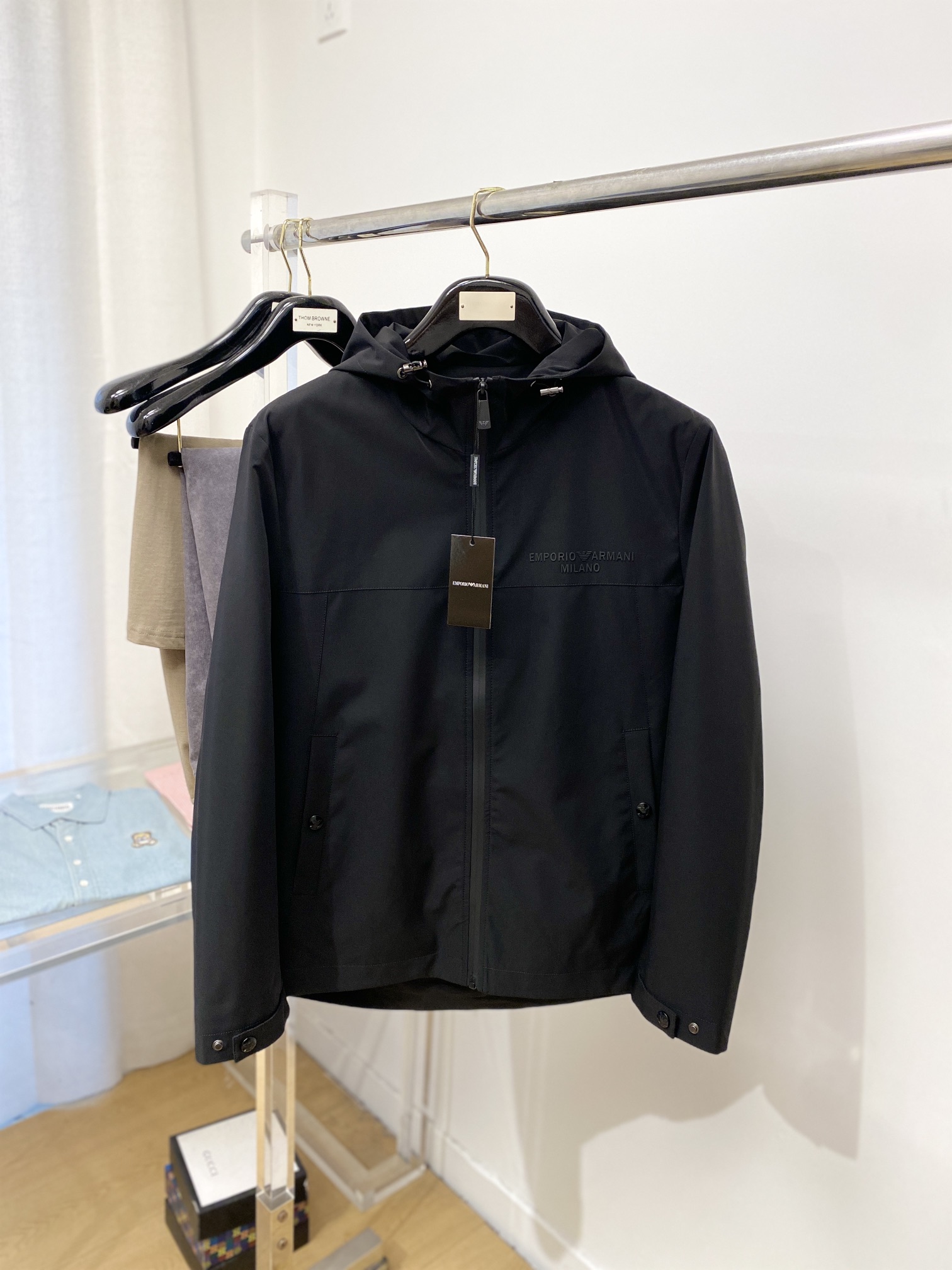 NO:159995,Mainly recommended Armani, 2025 new jacket jacket, fashionable and handsome, simple and versatile style, top-grade glue-printed letter logo on the chest, customized original fabric, not only crisp, maintains the trendy silhouette, and is comfortable to wear, with more delicate yarn, M-3XL,,armani, jackets & coats, jackets & coats, alexander wang19860909主推 阿玛尼、2025新品夹克外套,时尚帅气,简约百搭款,胸前顶级印胶图案字母logo,定制原版面料,不仅挺括,保持潮流的廓形,又穿着舒适,纱织更细腻,码数M-3XL,,armani,jackets & coats,jackets & coats,alexander wang,Men's clothing