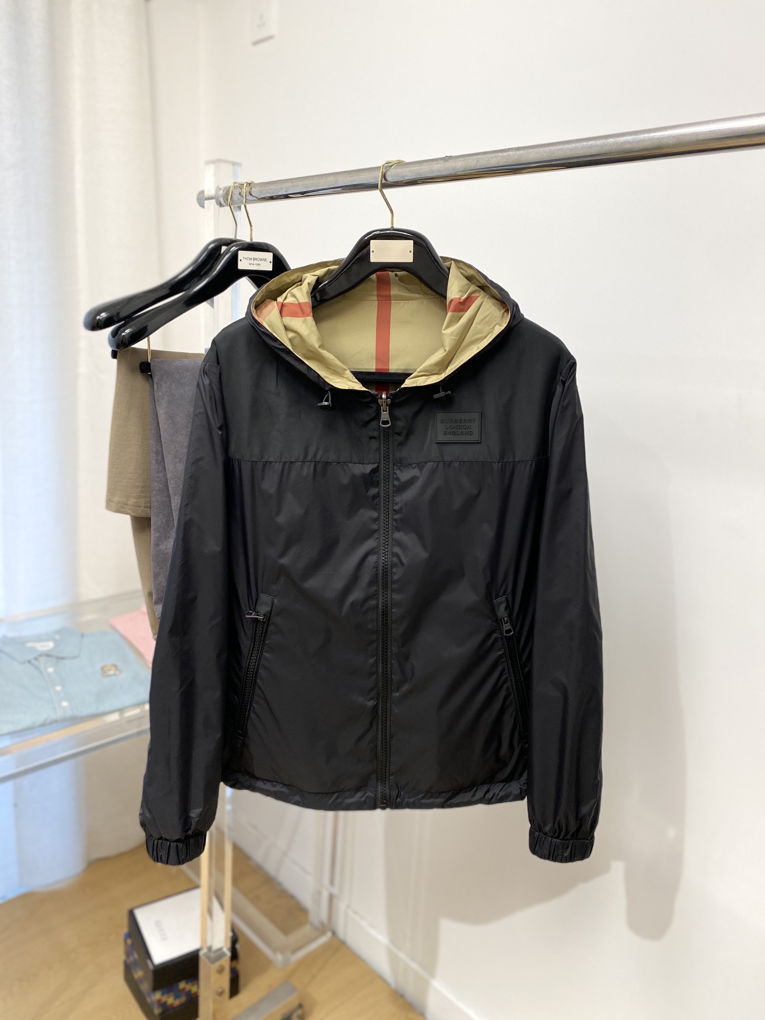 NO:160001,Mainly recommended Burberry, 2025 new double-sided jacket, fashionable and handsome, simple and versatile style, embroidered decorative letter logo on the chest, customized original fabric, not only crisp, maintains the trendy silhouette, and is comfortable to wear, and the yarn is more delicate, the number M-3XL, burberry, jackets & coats, jackets & coats, alexander wang19860909主推 巴宝莉、2025新品双面穿夹克外套,时尚帅气,简约百搭款,胸前刺绣装饰字母logo,定制原版面料,不仅挺括,保持潮流的廓形,又穿着舒适,纱织更细腻,码数M-3XL,,burberry,jackets & coats,jackets & coats,alexander wang,Men's clothing