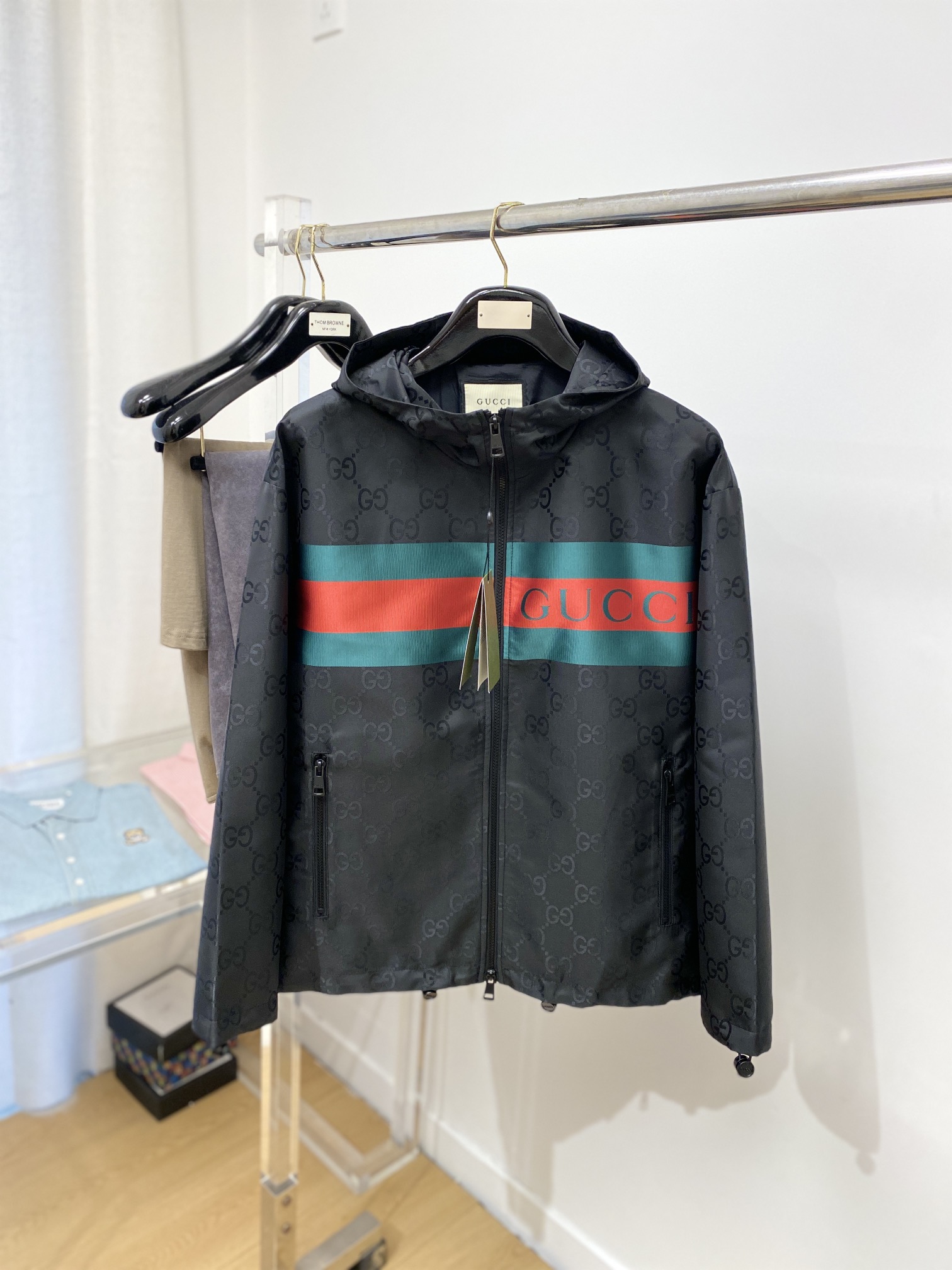 NO:159999,The main products are Guqi, new jackets, fashionable and handsome, simple and versatile, top printed letter logo on the chest, customized original fabric, not only crisp, maintains the trendy silhouette, and is comfortable to wear, and the yarn is more delicate, the number M-3XL, jackets & coats, jackets & coats, alexander wang19860909主推古奇、新品夹克外套,时尚帅气,简约百搭款,胸前顶级印花字母logo,定制原版面料,不仅挺括,保持潮流的廓形,又穿着舒适,纱织更细腻,码数M-3XL,,jackets & coats,jackets & coats,alexander wang,Men's clothing