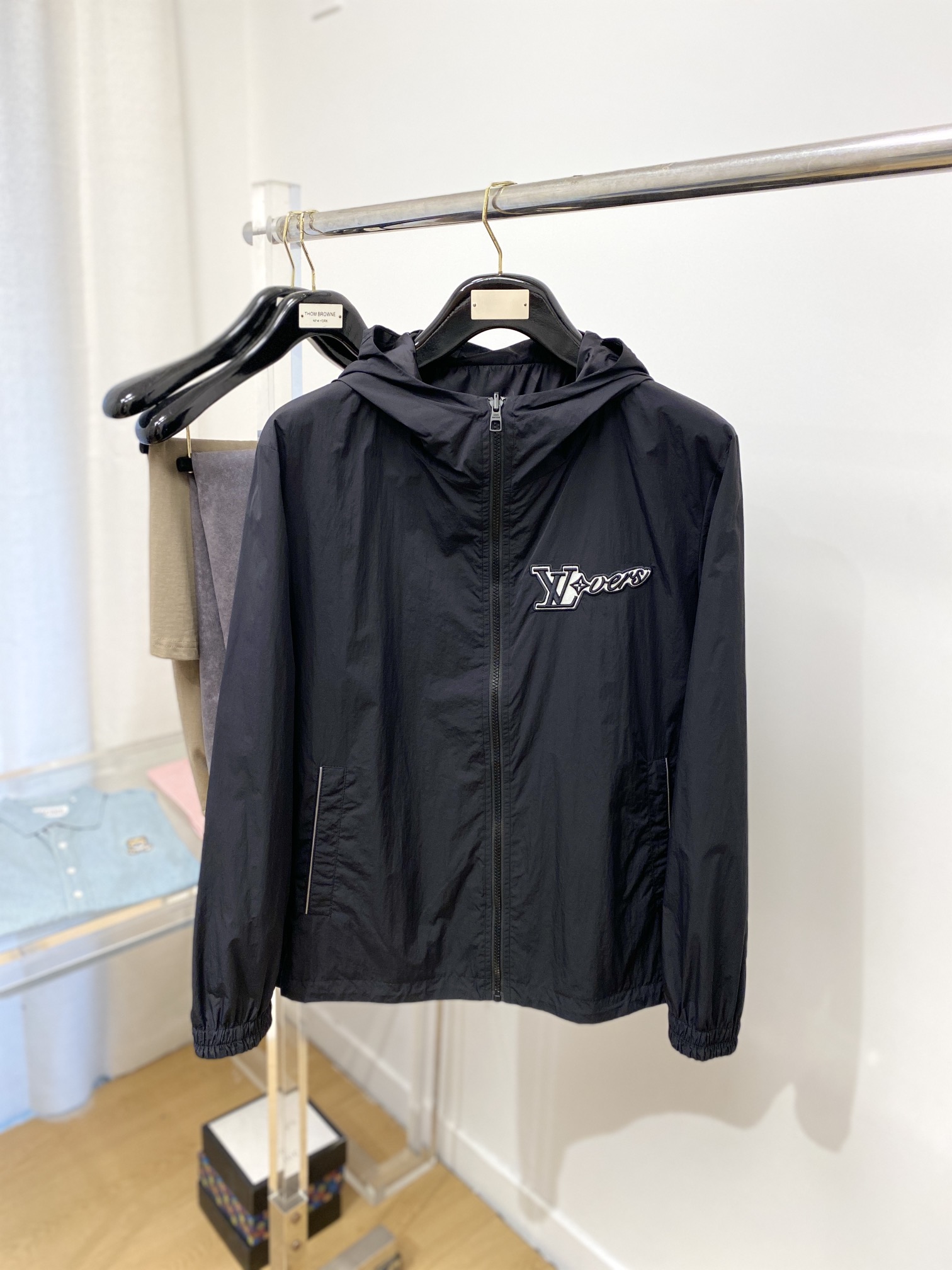 NO:159993,Mainly recommended Louis Vuitton, new double-sided jacket, fashionable and handsome, simple and versatile style, exquisite embroidered pattern letter logo on the chest, customized original fabric, not only crisp, maintains the trendy silhouette, and is comfortable to wear, with more delicate yarn, M-3XL,, louis vuitton, jackets & coats, jackets & coats, alexander wang19860909主推 路易威登、新品双面夹克外套,时尚帅气,简约百搭款,胸前精致刺绣图案字母logo,定制原版面料,不仅挺括,保持潮流的廓形,又穿着舒适,纱织更细腻,码数M-3XL,,louis vuitton,jackets & coats,jackets & coats,alexander wang,Men's clothing