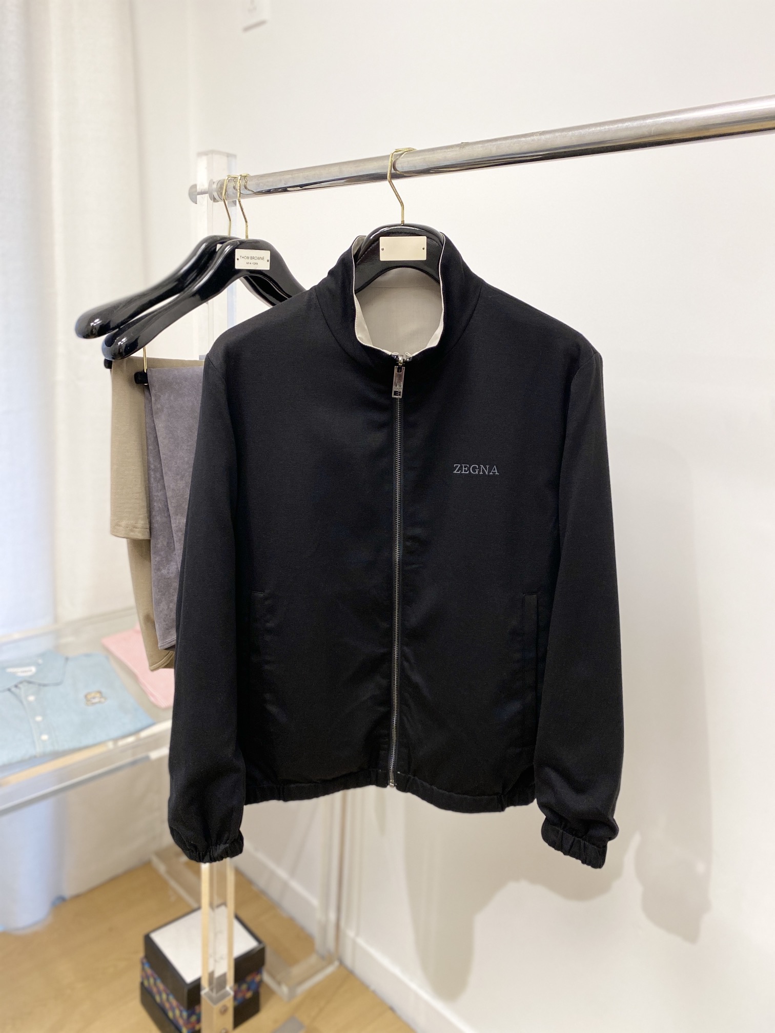 NO:159990,The main recommendation of Zenia is the new double-sided jacket, fashionable and handsome, simple and versatile style, exquisite embroidered letter logo on the chest, customized original fabric, not only crisp, maintains the trendy silhouette, and is comfortable to wear, and the yarn is more delicate, the number M-3XL, zegna, jackets & coats, jackets & coats, alexander wang19860909主推杰尼亚、新品双面穿夹克外套,时尚帅气,简约百搭款,胸前精致刺绣字母logo,定制原版面料,不仅挺括,保持潮流的廓形,又穿着舒适,纱织更细腻,码数M-3XL,,zegna,jackets & coats,jackets & coats,alexander wang,Men's clothing