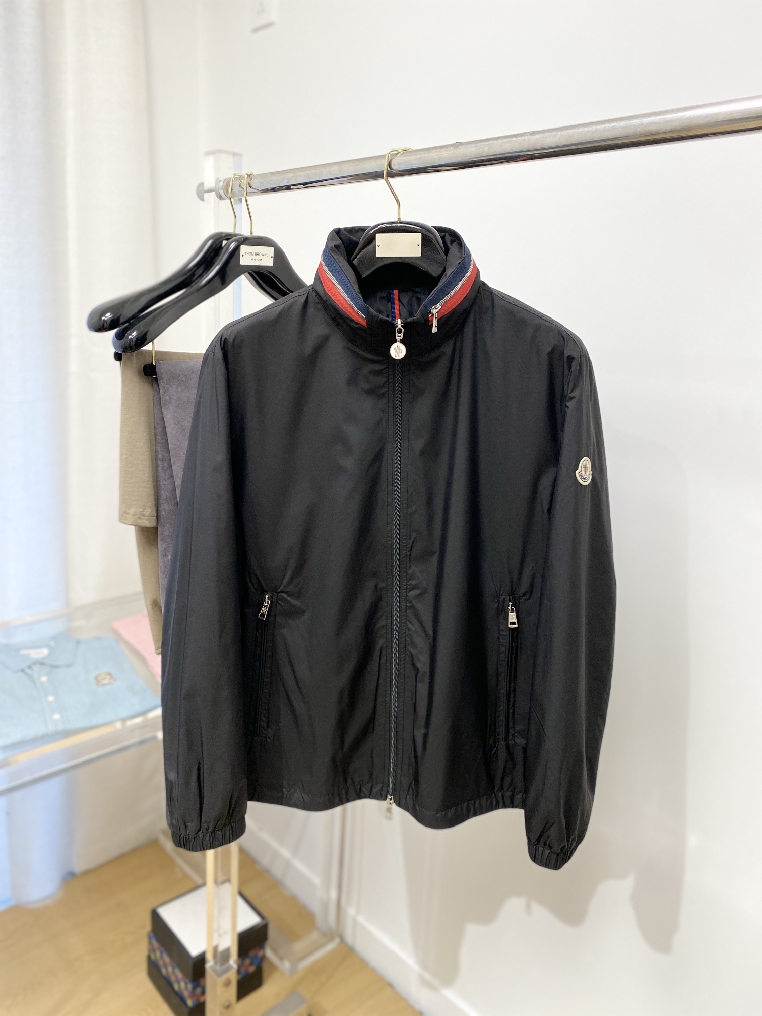 NO:162798,Mainly recommended: hooded cover, 2025 new jacket jacket, fashionable and handsome, simple and versatile style, cuff embroidery decorative pattern logo, customized original fabric, not only crisp, maintains a fashionable silhouette, and is comfortable to wear, with more delicate yarn, M-3XL, Moncler, jackets & coats, jackets & coats, alexander wang19860909主推 蒙口、2025新品夹克外套,时尚帅气,简约百搭款,袖口刺绣装饰图案logo,定制原版面料,不仅挺括,保持潮流的廓形,又穿着舒适,纱织更细腻,码数M-3XL,,Moncler,jackets & coats,jackets & coats,alexander wang,Men's clothing