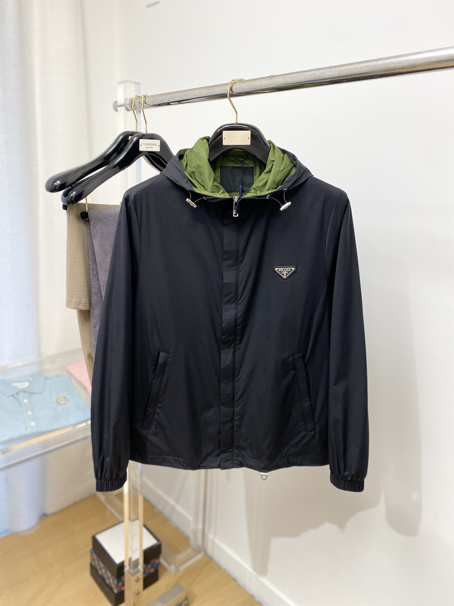 NO:131300,Prada, new jacket, fashionable and handsome, simple and versatile style, chest hardware decorative triangle logo, customized original fabric, not only crisp, maintains the trendy silhouette, and is comfortable to wear, the yarn weaving is more delicate, the number M-3XL, prada, jackets & coats, jackets & coats, alexander wang19860909普拉达、新品夹克外套,时尚帅气,简约百搭款,胸前五金装饰三角标logo,定制原版面料,不仅挺括,保持潮流的廓形,又穿着舒适,纱织更细腻,码数M-3XL,,prada,jackets & coats,jackets & coats,alexander wang,Men's clothing