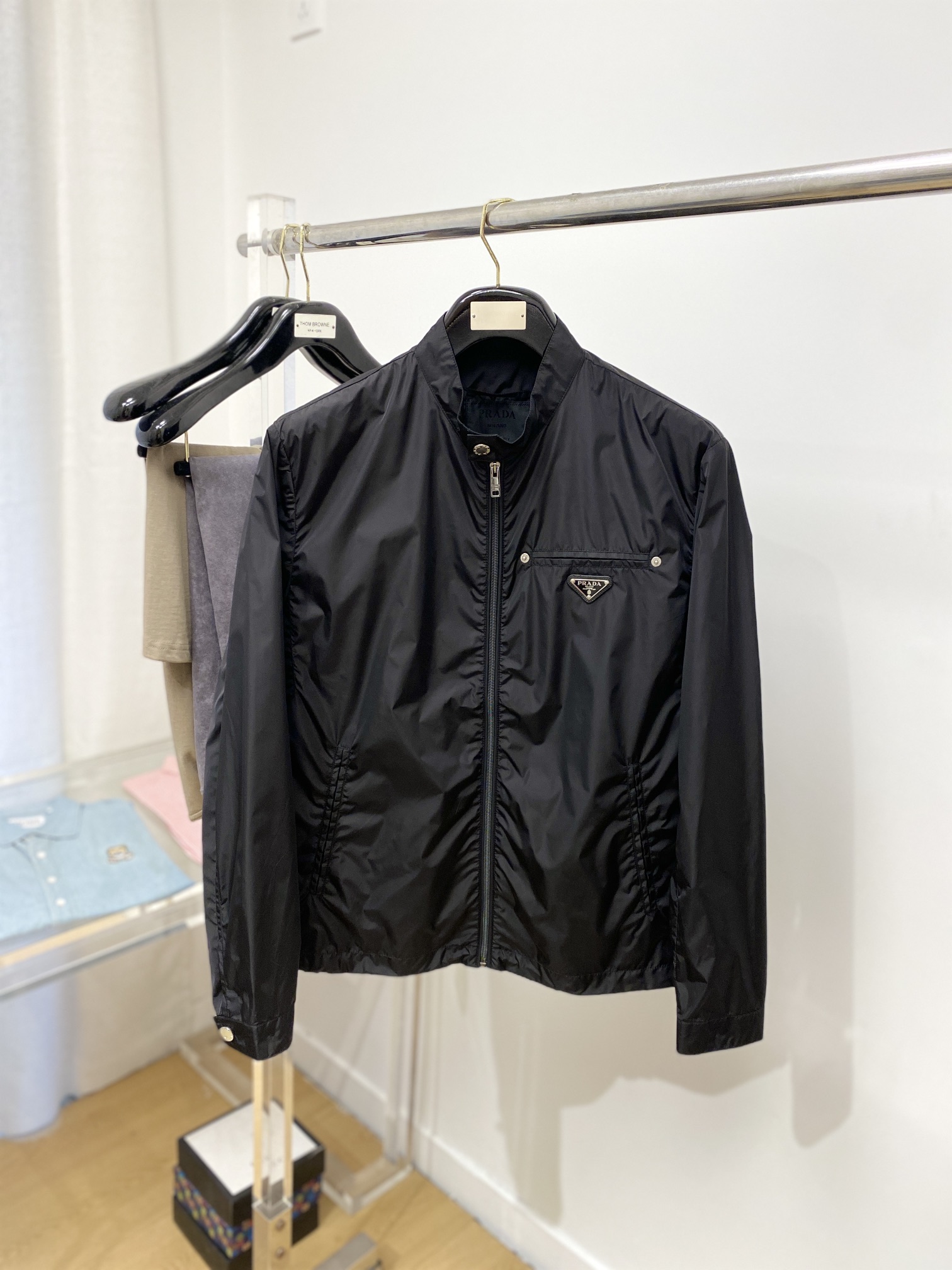 NO:131303,Prada, new jacket, fashionable and handsome, simple and versatile style, chest hardware decorative triangle logo, customized original fabric, not only crisp, maintains the trendy silhouette, and is comfortable to wear, the yarn weaving is more delicate, the number M-3XL, prada, jackets & coats, jackets & coats, alexander wang19860909普拉达、新品夹克外套,时尚帅气,简约百搭款,胸前五金装饰三角标logo,定制原版面料,不仅挺括,保持潮流的廓形,又穿着舒适,纱织更细腻,码数M-3XL,,prada,jackets & coats,jackets & coats,alexander wang,Men's clothing