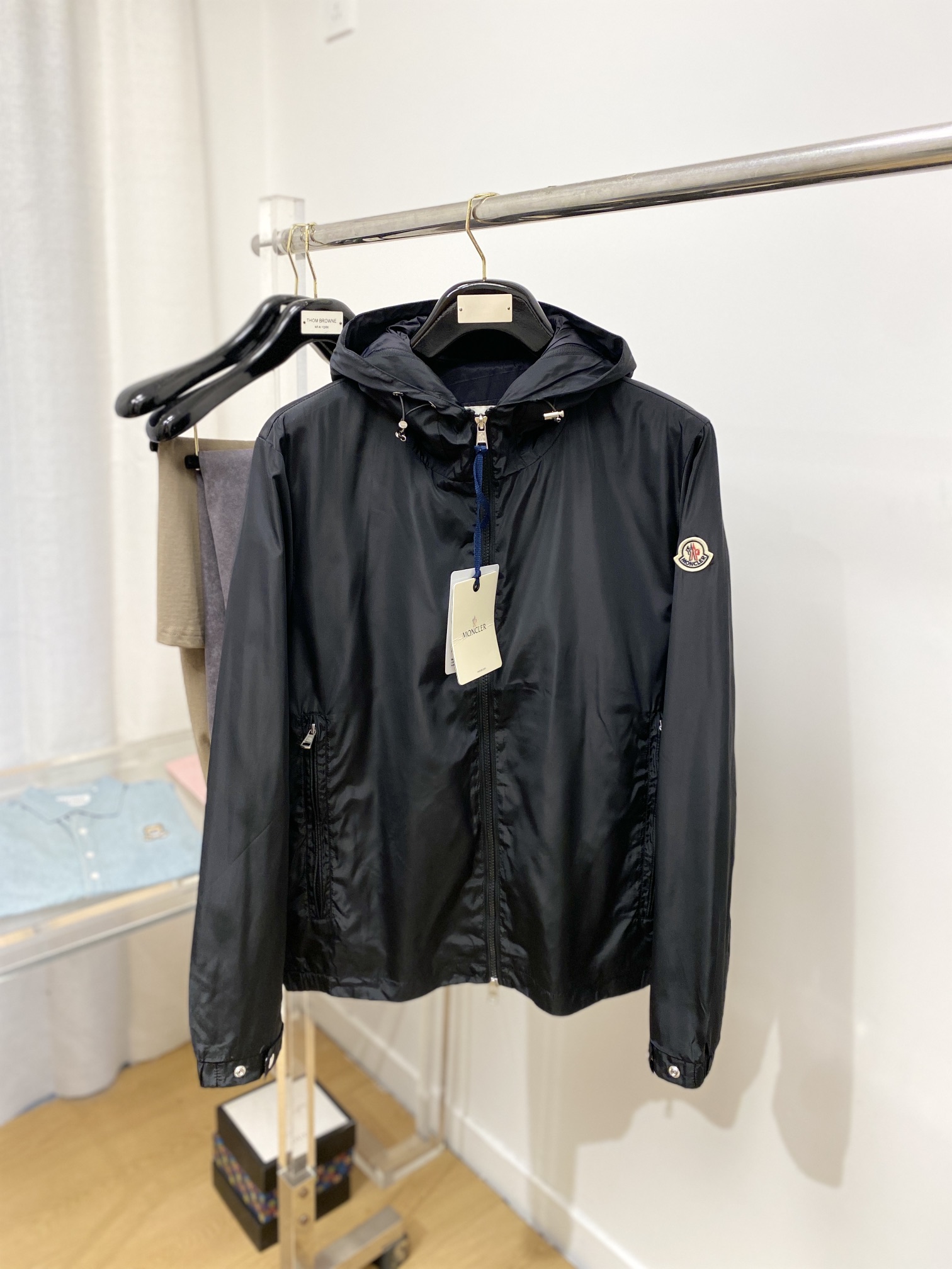 NO:546633,The cover, 2025 new jacket jacket, fashionable and handsome, simple and versatile style, cuff embroidery decorative pattern logo, customized original fabric, not only crisp, maintains the trendy silhouette, and is comfortable to wear, the yarn weaving is more delicate, the number M-3XL, Moncler, jackets & coats, jackets & coats, alexander wang19860909蒙口、2025新品夹克外套,时尚帅气,简约百搭款,袖口刺绣装饰图案logo,定制原版面料,不仅挺括,保持潮流的廓形,又穿着舒适,纱织更细腻,码数M-3XL,,Moncler,jackets & coats,jackets & coats,alexander wang,Men's clothing