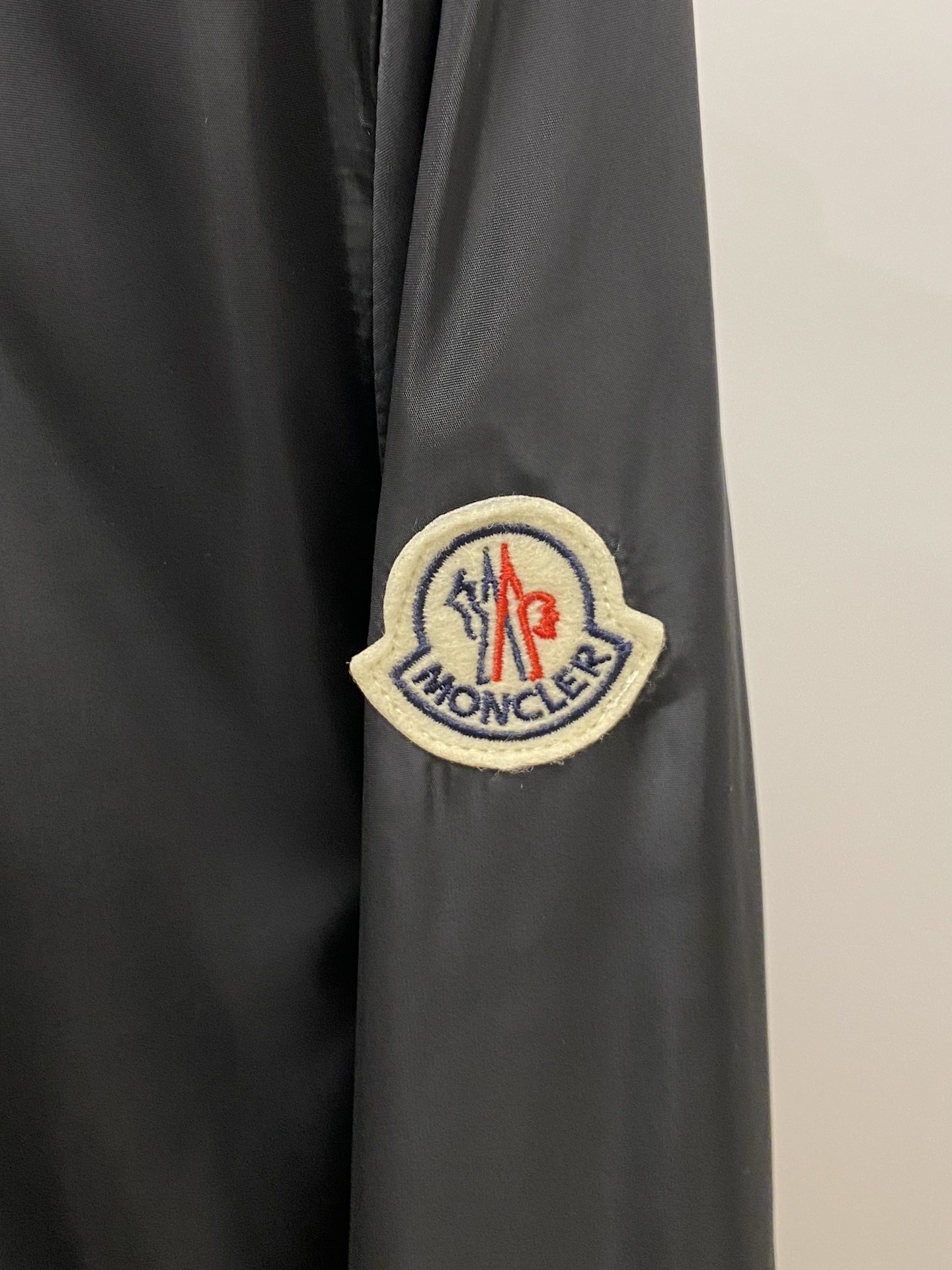 蒙口、2025新品夹克外套，时尚帅气，简约百搭款，袖口刺绣装饰图案logo，定制原版面料，不仅挺括，保持