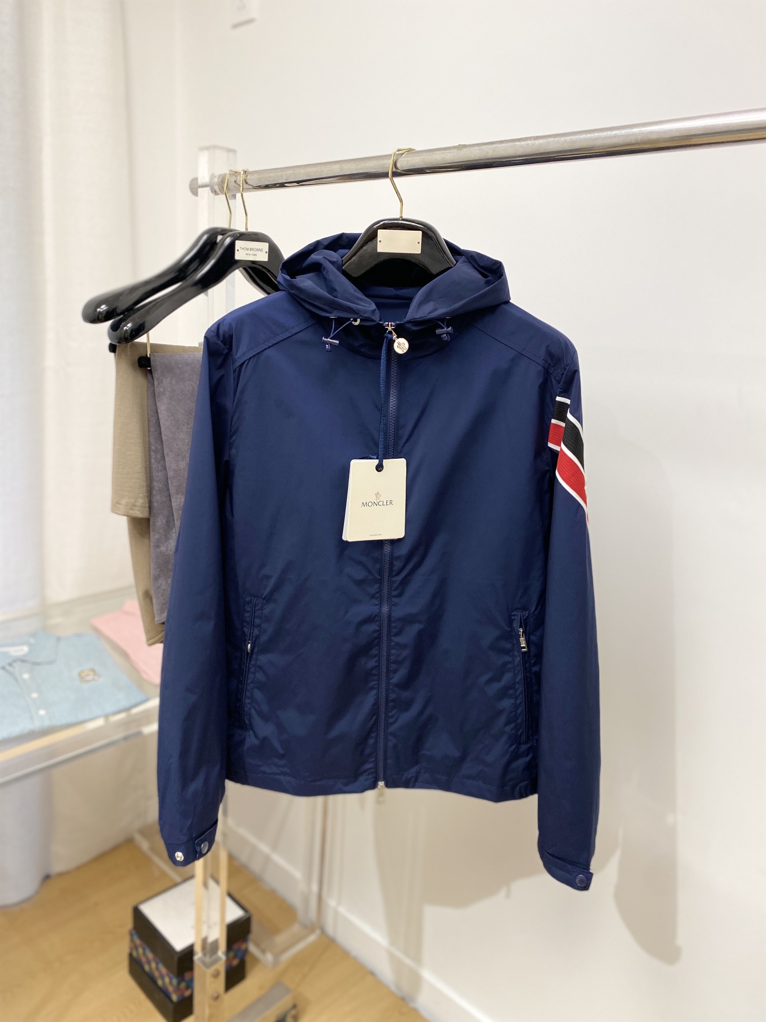 NO:526886,The cover, 2025 new jacket jacket, fashionable and handsome, simple and versatile style, cuff embroidery decorative pattern logo, customized original fabric, not only crisp, maintains the trendy silhouette, and is comfortable to wear, the yarn weaving is more delicate, the number M-3XL, Moncler, jackets & coats, jackets & coats, alexander wang19860909蒙口、2025新品夹克外套,时尚帅气,简约百搭款,袖口刺绣装饰图案logo,定制原版面料,不仅挺括,保持潮流的廓形,又穿着舒适,纱织更细腻,码数M-3XL,,Moncler,jackets & coats,jackets & coats,alexander wang,Men's clothing