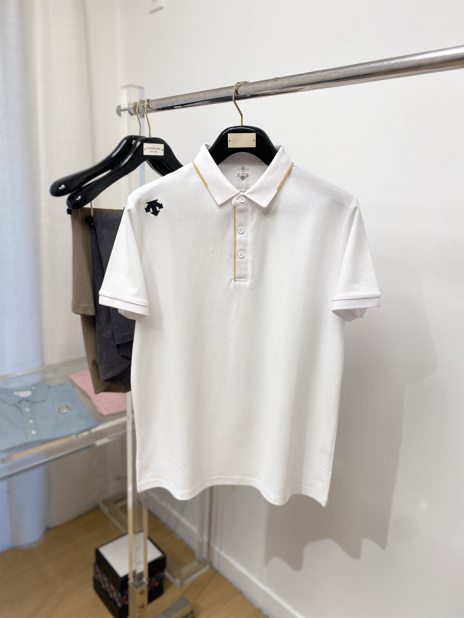 NO:520140,DESCENTE, the latest short-sleeved T-shirt in 2025, handsome and fashionable, top-grade glue-printed pattern logo on the shoulder, simple and versatile style. The fabric cotton is not only crisp, maintains the trendy silhouette, but also comfortable to wear, and the yarn is more delicate, the number M-4XL, T-shirt,tees, t-shirt,alexander wang19860909DESCENTE迪桑特、2025最新款短袖T恤,帅气时尚,肩部顶级印胶图案logo,简约百搭款.面料棉 不仅挺括,保持潮流的廓形,又穿着舒适,纱织更细腻,码数M-4XL,,T-shirt,tees，t-shirt,alexander wang,Men's clothing