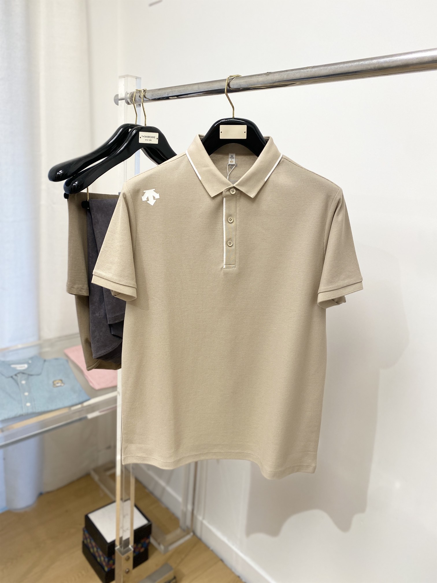 NO:414641,DESCENTE, the latest short-sleeved T-shirt in 2025, handsome and fashionable, top-grade glue-printed pattern logo on the shoulder, simple and versatile style. The fabric cotton is not only crisp, maintains the trendy silhouette, but also comfortable to wear, and the yarn is more delicate, the number M-4XL, T-shirt,tees, t-shirt,alexander wang19860909DESCENTE迪桑特、2025最新款短袖T恤,帅气时尚,肩部顶级印胶图案logo,简约百搭款.面料棉 不仅挺括,保持潮流的廓形,又穿着舒适,纱织更细腻,码数M-4XL,,T-shirt,tees，t-shirt,alexander wang,Men's clothing