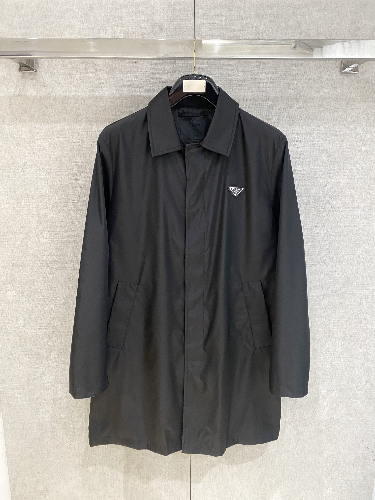 NO:127529,Prada, 2025 new long windbreaker jacket jacket, fashionable and handsome, simple and versatile style, hardware decorative triangle logo on the chest, customized original fabric, not only crisp, maintains the trendy silhouette, and is comfortable to wear, and the yarn weaving is more delicate, code number M-3XL, prada, jackets & coats, jackets & coats, alexander wang19860909普拉达、2025新品长款风衣夹克外套,时尚帅气,简约百搭款,胸前五金装饰三角标logo,定制原版面料,不仅挺括,保持潮流的廓形,又穿着舒适,纱织更细腻,码数M-3XL,,prada,jackets & coats,jackets & coats,alexander wang,Men's clothing