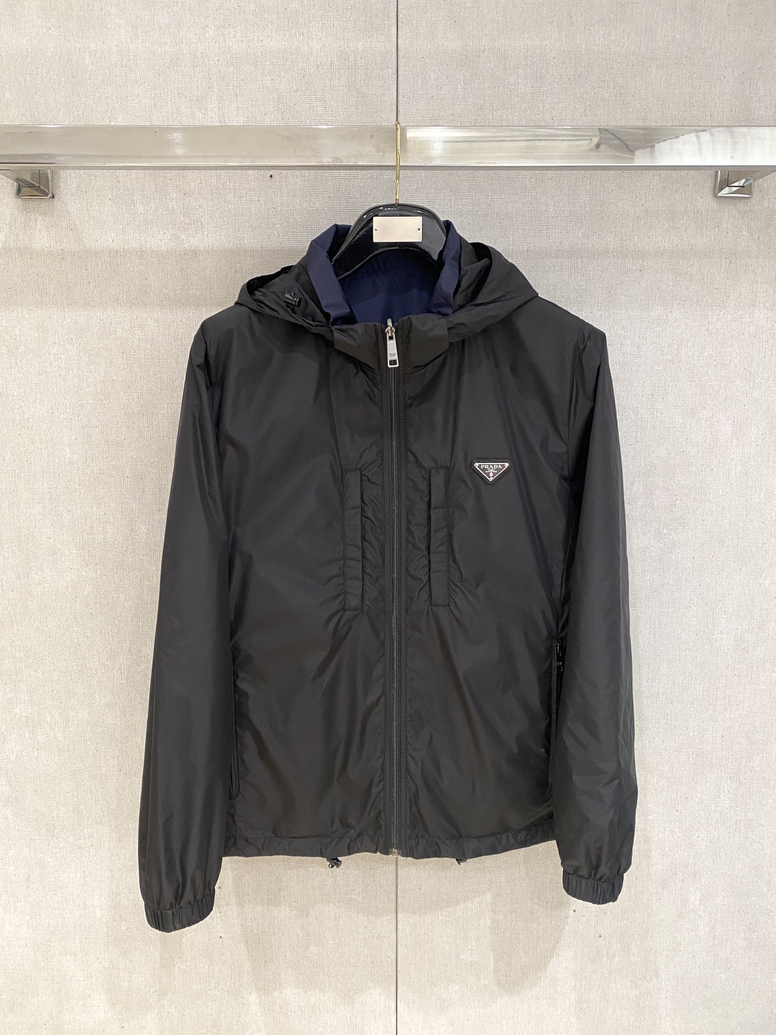 NO:127525,Prada, 2025 new double-sided jacket, fashionable and handsome, simple and versatile style, chest hardware decorative triangle logo, customized original fabric, not only crisp, maintains the trendy silhouette, and is comfortable to wear, the yarn weaving is more delicate, the number M-3XL, prada, jackets & coats, jackets & coats, alexander wang19860909普拉达、2025新品双面穿夹克外套,时尚帅气,简约百搭款,胸前五金装饰三角标logo,定制原版面料,不仅挺括,保持潮流的廓形,又穿着舒适,纱织更细腻,码数M-3XL,,prada,jackets & coats,jackets & coats,alexander wang,Men's clothing