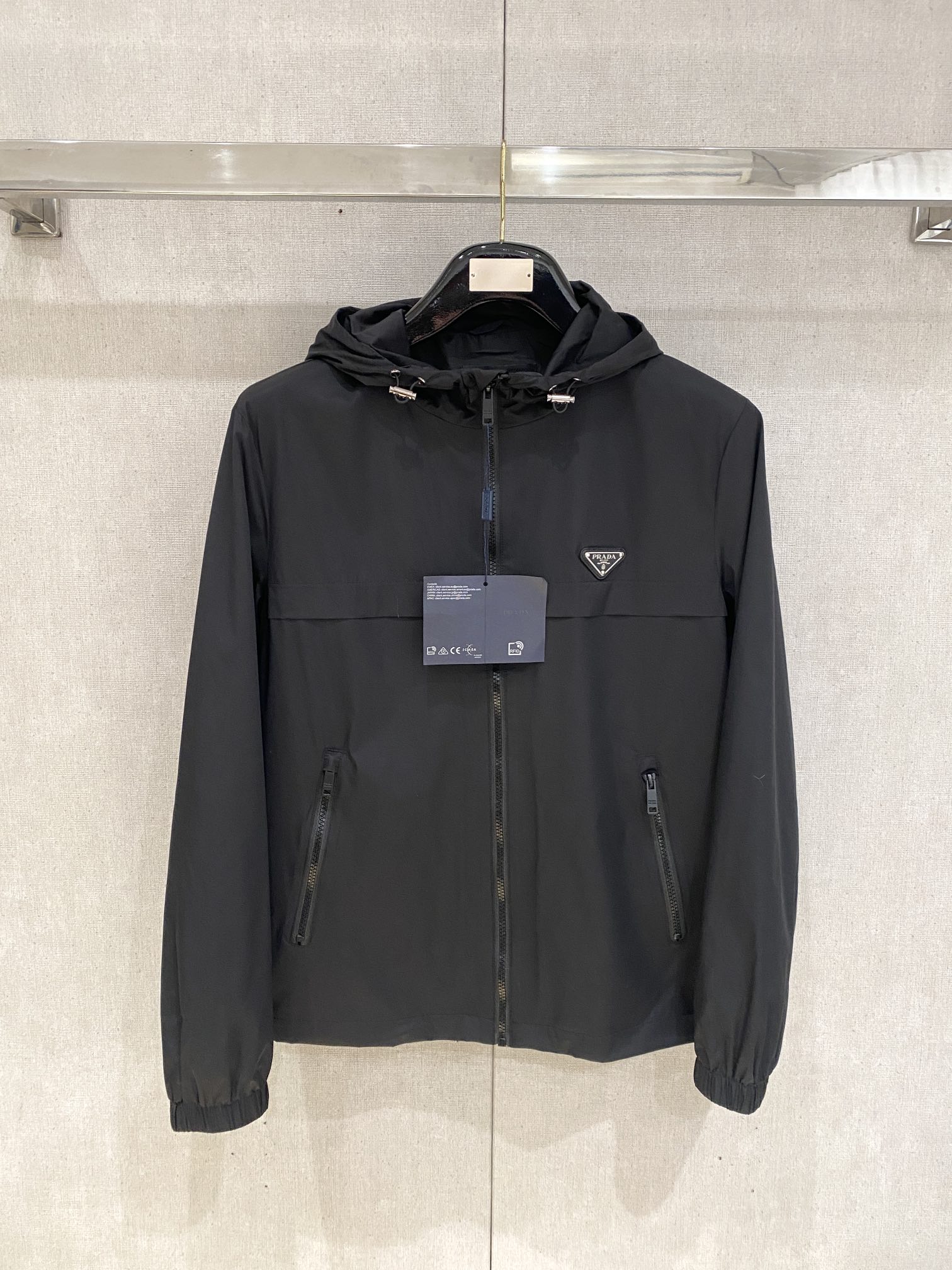 NO:127538,Prada, 2025 new jacket jacket, fashionable and handsome, simple and versatile style, chest hardware decorative triangle logo, customized original fabric, not only crisp, maintains the trendy silhouette, and is comfortable to wear, the yarn weaving is more delicate, the number M-3XL, prada, jackets & coats, jackets & coats, alexander wang19860909普拉达、2025新品夹克外套,时尚帅气,简约百搭款,胸前五金装饰三角标logo,定制原版面料,不仅挺括,保持潮流的廓形,又穿着舒适,纱织更细腻,码数M-3XL,,prada,jackets & coats,jackets & coats,alexander wang,Men's clothing