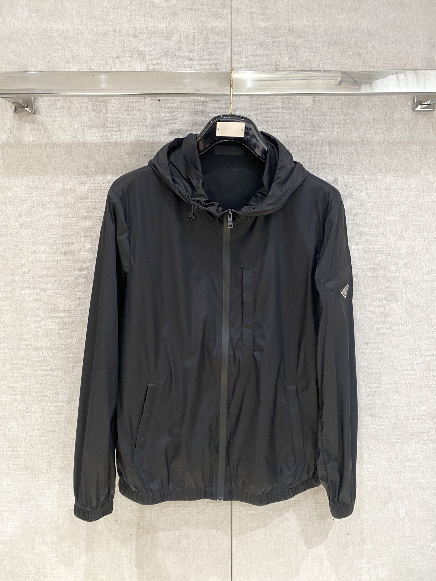 NO:127534,Prada, 2025 new jacket jacket, fashionable and handsome, simple and versatile, cuff hardware decorative triangle logo, customized original fabric, not only crisp, maintains the trendy silhouette, and is comfortable to wear, and the yarn weaving is more delicate, code number M-3XL, prada, jackets & coats, jackets & coats, alexander wang19860909普拉达、2025新品夹克外套,时尚帅气,简约百搭款,袖口五金装饰三角标logo,定制原版面料,不仅挺括,保持潮流的廓形,又穿着舒适,纱织更细腻,码数M-3XL,,prada,jackets & coats,jackets & coats,alexander wang,Men's clothing