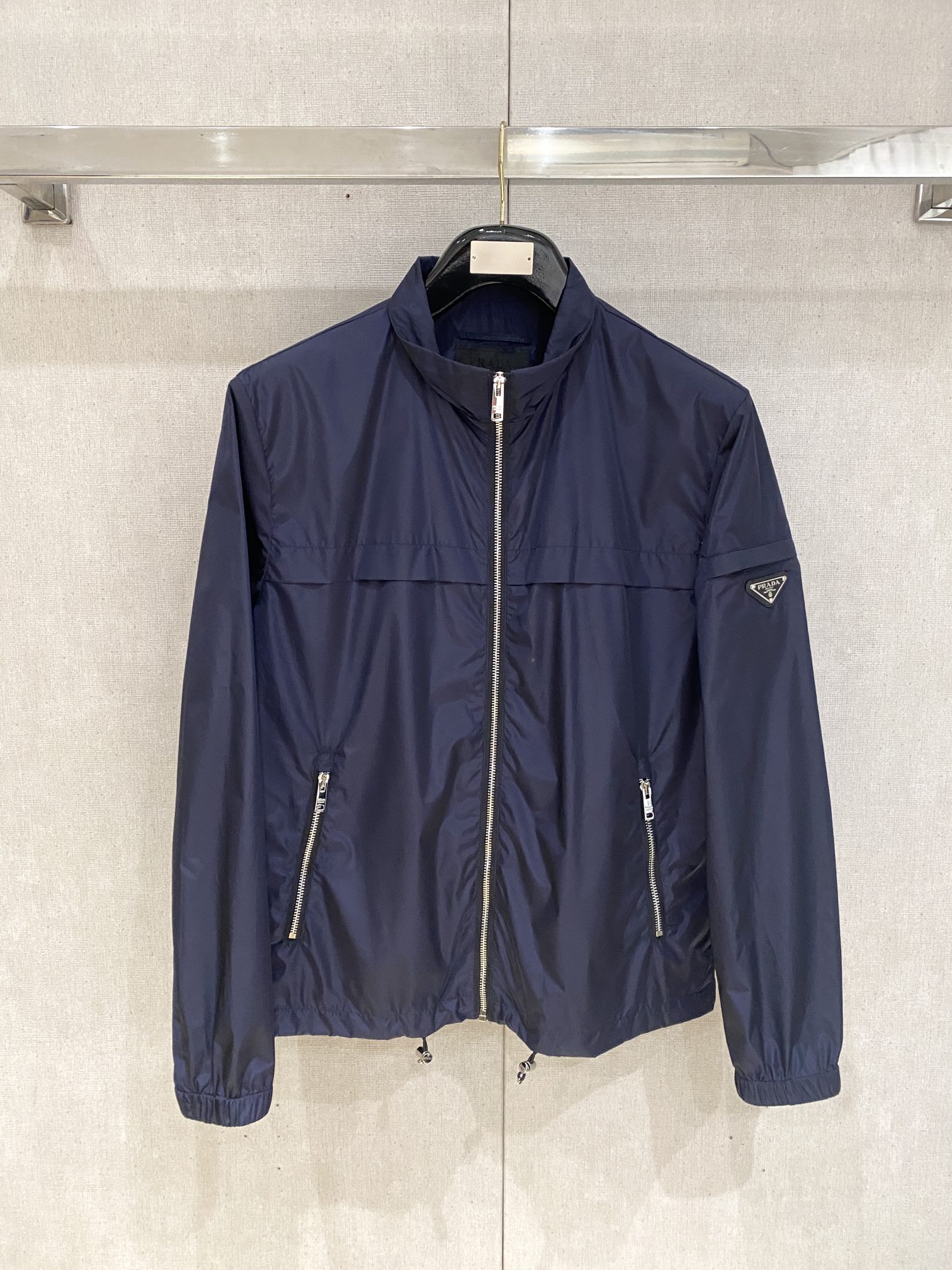 NO:127536,Prada, 2025 new jacket jacket, fashionable and handsome, simple and versatile, cuff hardware decorative triangle logo, customized original fabric, not only crisp, maintains the trendy silhouette, and is comfortable to wear, the yarn weaving is more delicate, the number M-3XL, prada, jackets & coats, jackets & coats, alexander wang19860909普拉达、2025新品夹克外套,时尚帅气,简约百搭款,袖口五金装饰三角标logo,定制原版面料,不仅挺括,保持潮流的廓形,又穿着舒适,纱织更细腻,码数M-3XL,,prada,jackets & coats,jackets & coats,alexander wang,Men's clothing