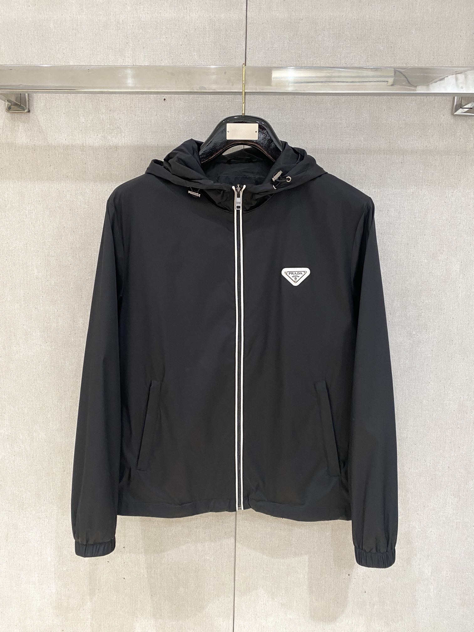 NO:127535,Prada, 2025 new jacket jacket, fashionable and handsome, simple and versatile style, chest hardware decorative triangle logo, customized original fabric, not only crisp, maintains the trendy silhouette, and is comfortable to wear, the yarn weaving is more delicate, the number M-3XL, prada, jackets & coats, jackets & coats, alexander wang19860909普拉达、2025新品夹克外套,时尚帅气,简约百搭款,胸前五金装饰三角标logo,定制原版面料,不仅挺括,保持潮流的廓形,又穿着舒适,纱织更细腻,码数M-3XL,,prada,jackets & coats,jackets & coats,alexander wang,Men's clothing