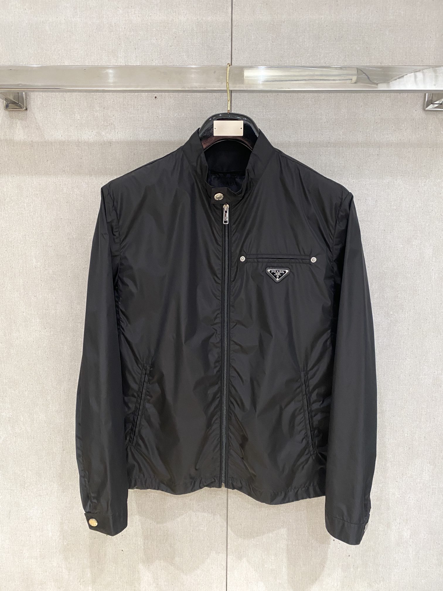 NO:127532,Prada, 2025 new jacket jacket, fashionable and handsome, simple and versatile style, chest hardware decorative triangle logo, customized original fabric, not only crisp, maintains the trendy silhouette, and is comfortable to wear, the yarn weaving is more delicate, the number M-3XL, prada, jackets & coats, jackets & coats, alexander wang19860909普拉达、2025新品夹克外套,时尚帅气,简约百搭款,胸前五金装饰三角标logo,定制原版面料,不仅挺括,保持潮流的廓形,又穿着舒适,纱织更细腻,码数M-3XL,,prada,jackets & coats,jackets & coats,alexander wang,Men's clothing