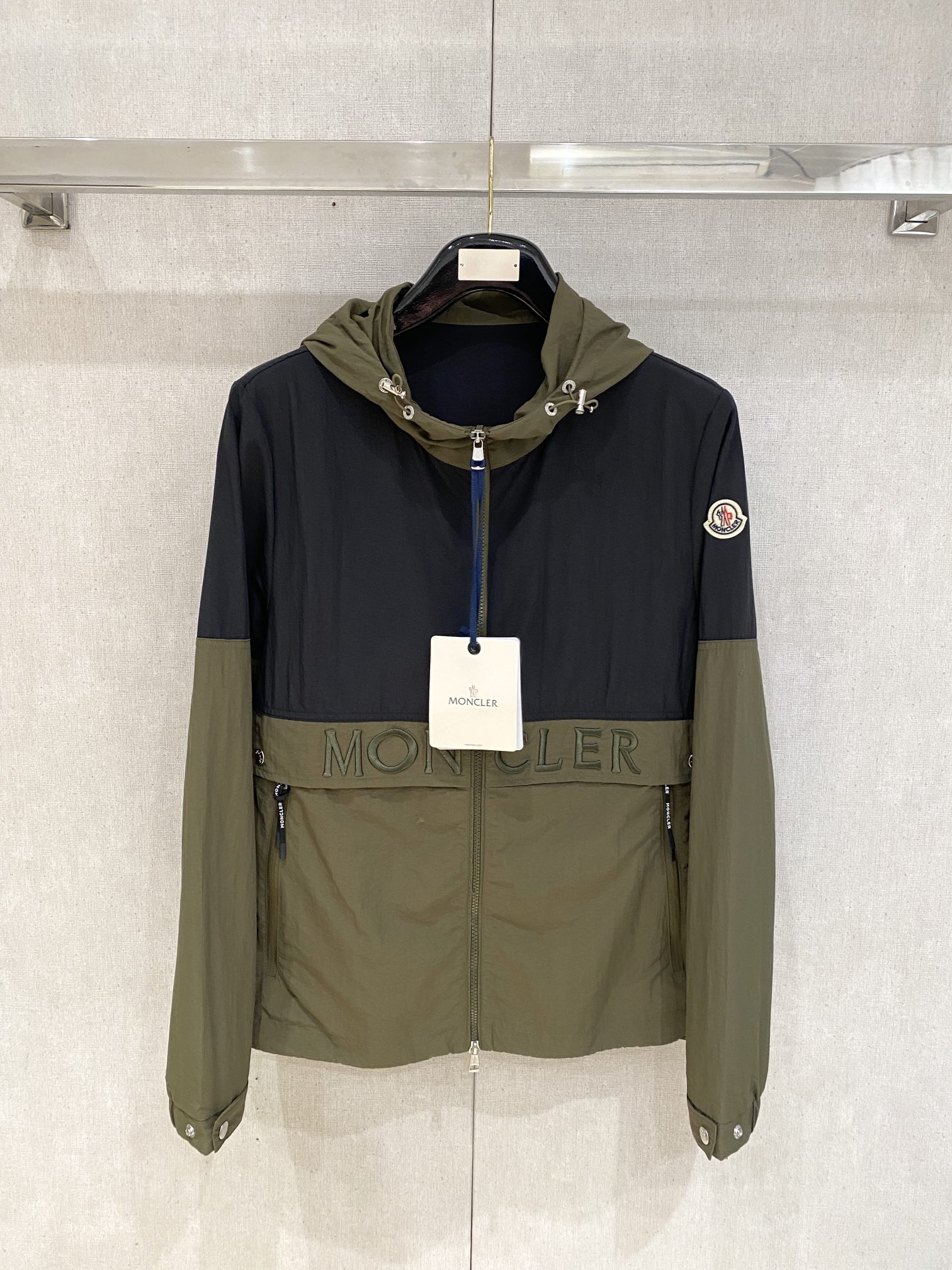 NO:127530,The cover, 2025 new jacket jacket, fashionable and handsome, simple and versatile style, cuff embroidery decorative pattern logo, customized original fabric, not only crisp, maintains the trendy silhouette, and is comfortable to wear, the yarn weaving is more delicate, the number M-3XL, Moncler, jackets & coats, jackets & coats, alexander wang19860909蒙口、2025新品夹克外套,时尚帅气,简约百搭款,袖口刺绣装饰图案logo,定制原版面料,不仅挺括,保持潮流的廓形,又穿着舒适,纱织更细腻,码数M-3XL,,Moncler,jackets & coats,jackets & coats,alexander wang,Men's clothing