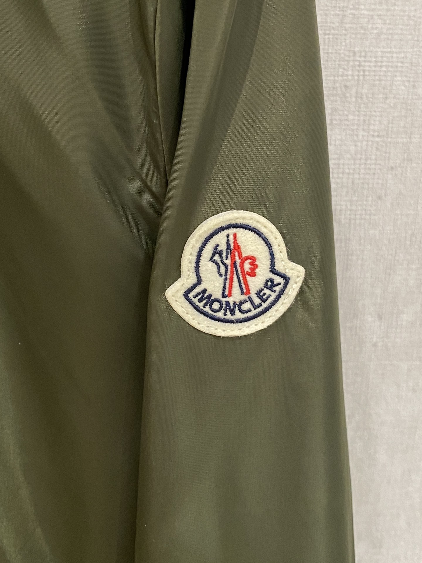 ￼蒙口、2025新品夹克外套，时尚帅气，简约百搭款，袖口刺绣装饰图案logo，定制原版面料，不仅挺括，保