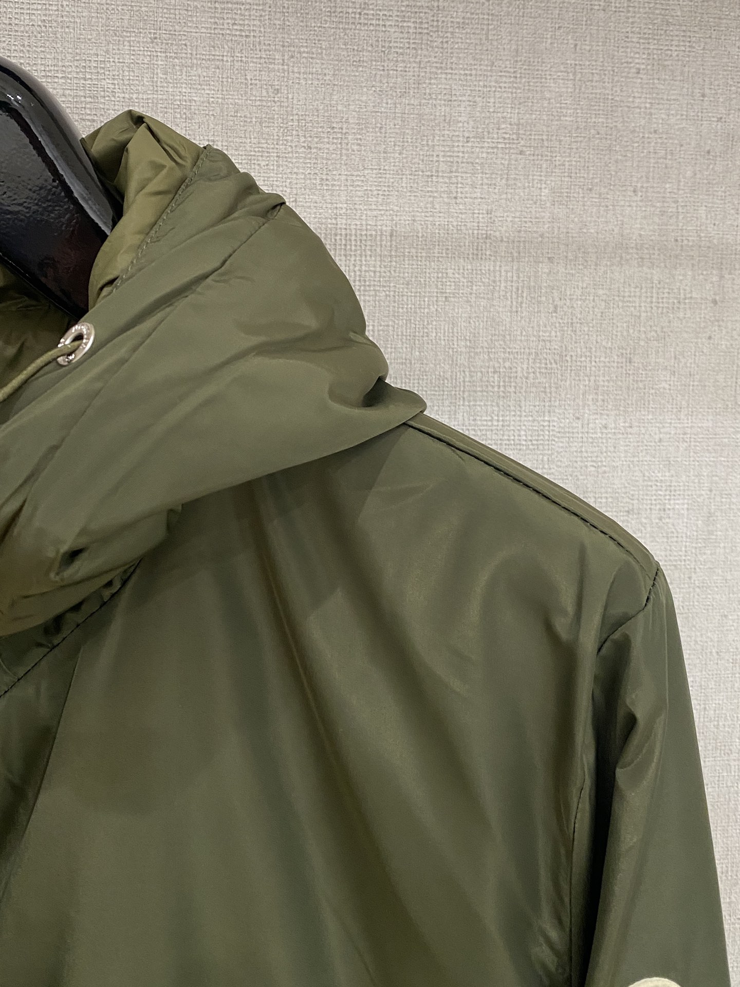 ￼蒙口、2025新品夹克外套，时尚帅气，简约百搭款，袖口刺绣装饰图案logo，定制原版面料，不仅挺括，保