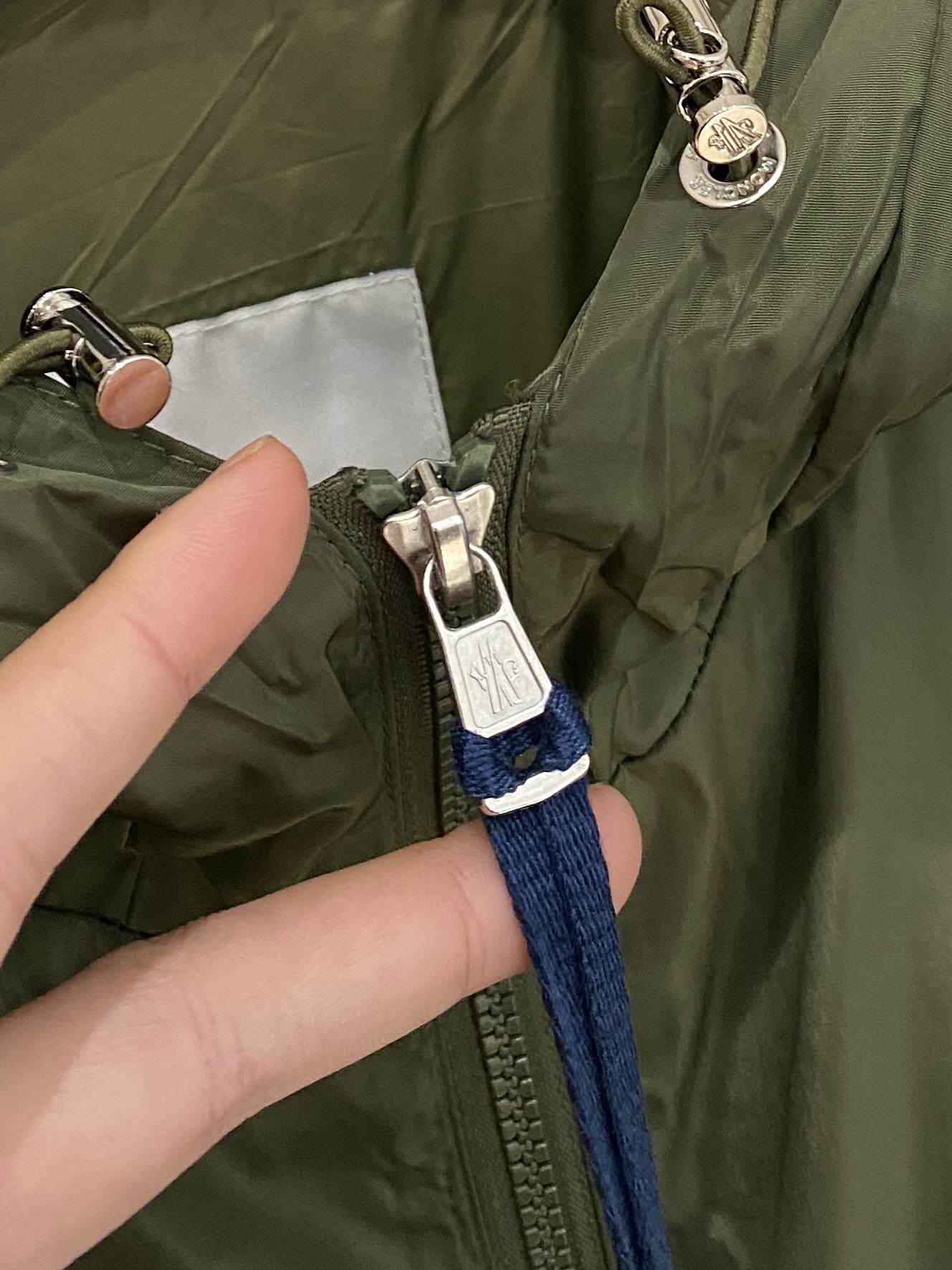 ￼蒙口、2025新品夹克外套，时尚帅气，简约百搭款，袖口刺绣装饰图案logo，定制原版面料，不仅挺括，保