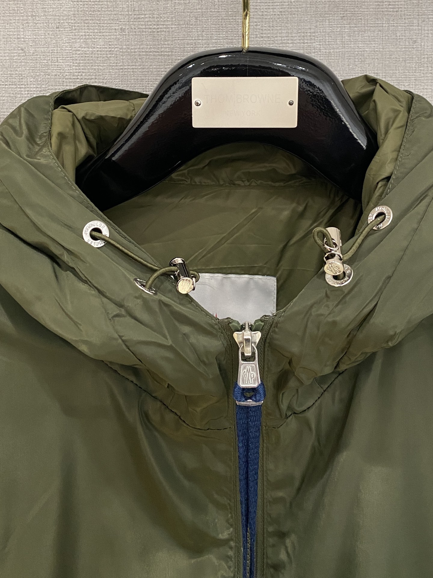 ￼蒙口、2025新品夹克外套，时尚帅气，简约百搭款，袖口刺绣装饰图案logo，定制原版面料，不仅挺括，保