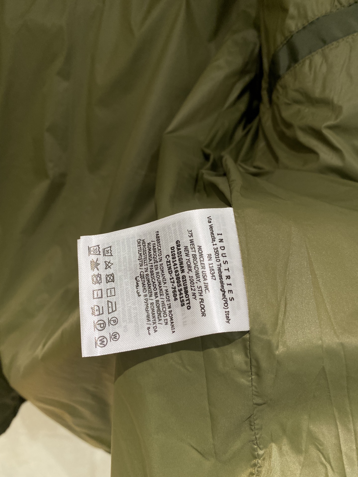 ￼蒙口、2025新品夹克外套，时尚帅气，简约百搭款，袖口刺绣装饰图案logo，定制原版面料，不仅挺括，保