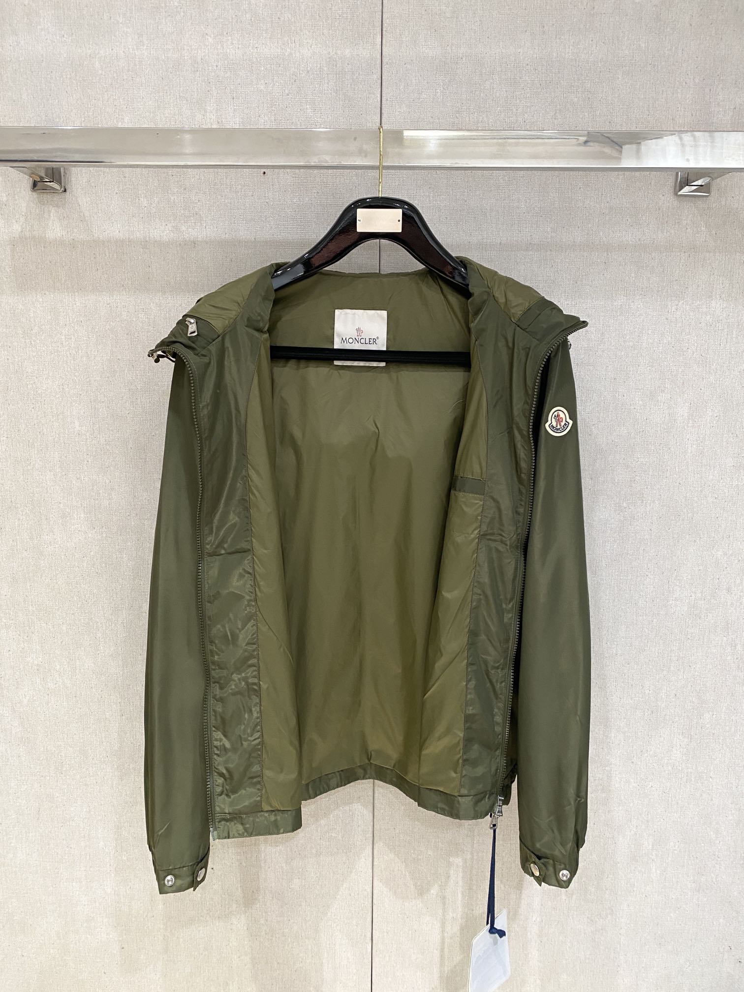 ￼蒙口、2025新品夹克外套，时尚帅气，简约百搭款，袖口刺绣装饰图案logo，定制原版面料，不仅挺括，保