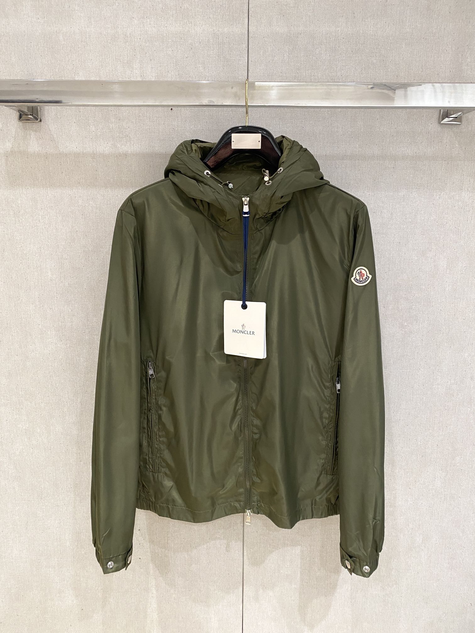 ￼蒙口、2025新品夹克外套，时尚帅气，简约百搭款，袖口刺绣装饰图案logo，定制原版面料，不仅挺括，保