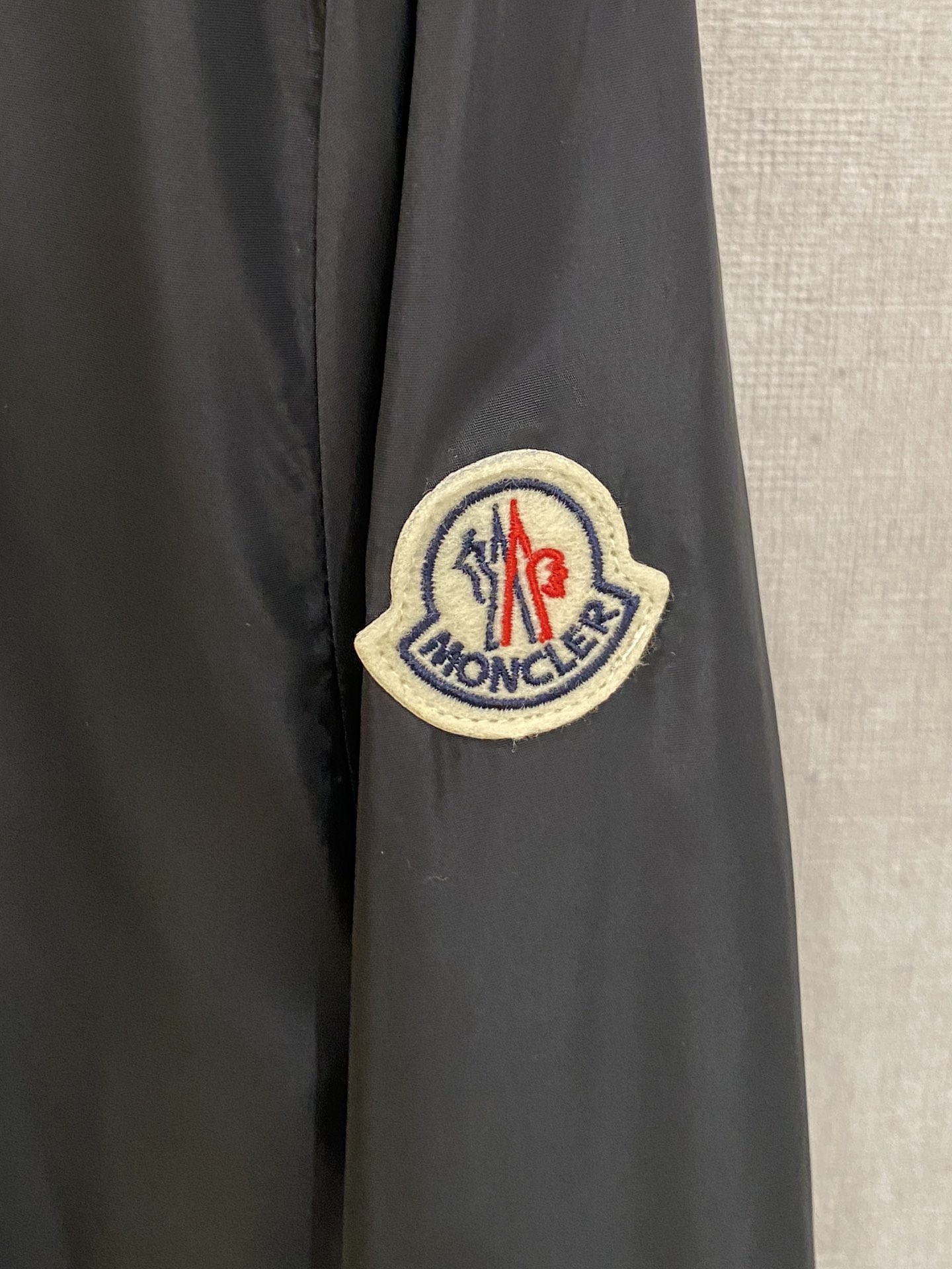 蒙口、2025新品夹克外套，时尚帅气，简约百搭款，袖口刺绣装饰图案logo，定制原版面料，不仅挺括，保持