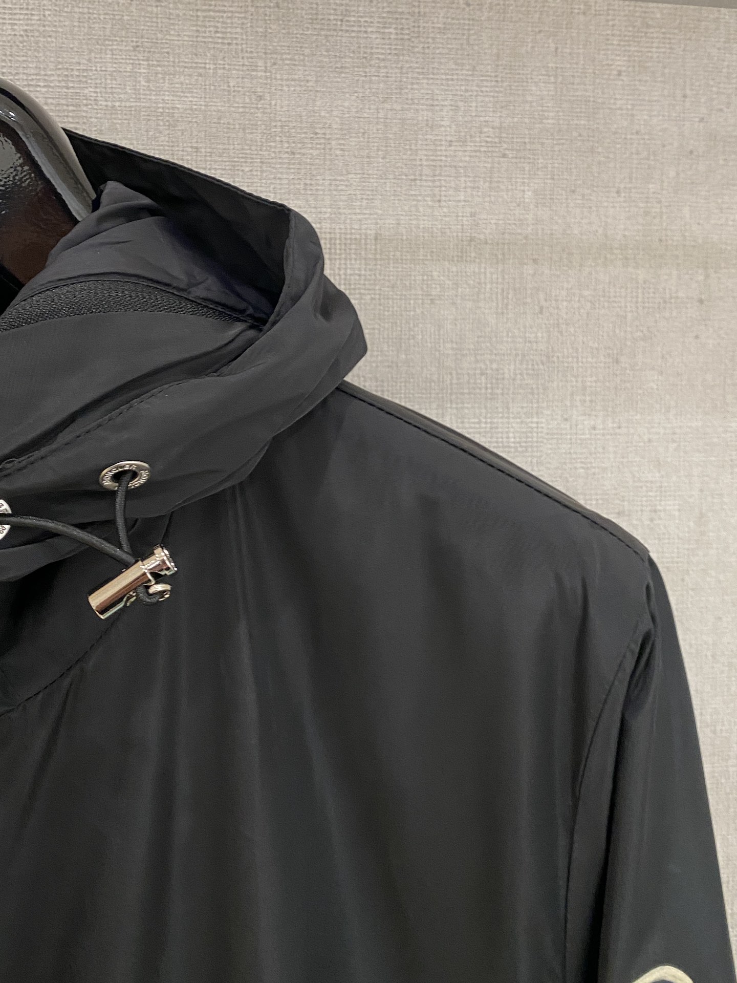 蒙口、2025新品夹克外套，时尚帅气，简约百搭款，袖口刺绣装饰图案logo，定制原版面料，不仅挺括，保持