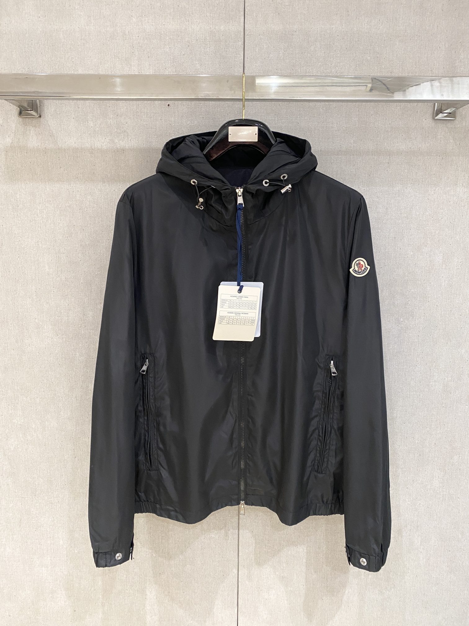 蒙口、2025新品夹克外套，时尚帅气，简约百搭款，袖口刺绣装饰图案logo，定制原版面料，不仅挺括，保持