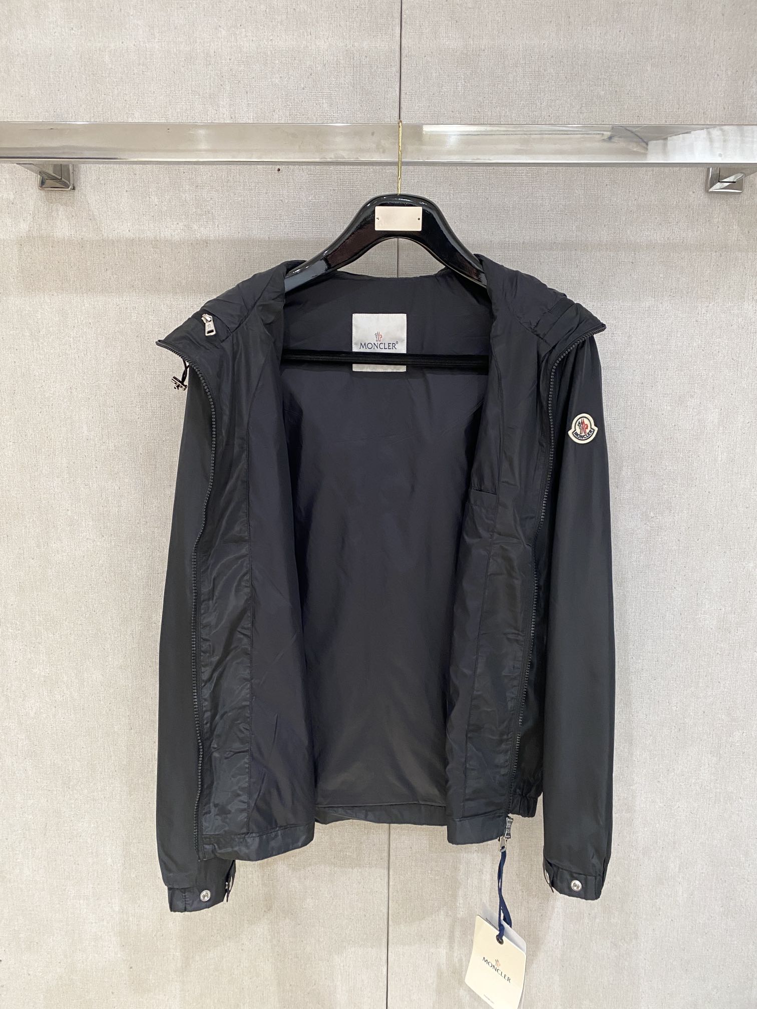 蒙口、2025新品夹克外套，时尚帅气，简约百搭款，袖口刺绣装饰图案logo，定制原版面料，不仅挺括，保持