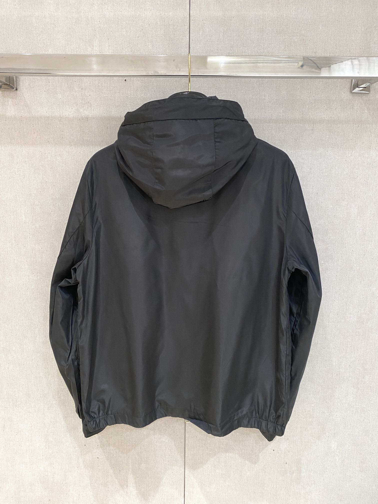 蒙口、2025新品夹克外套，时尚帅气，简约百搭款，袖口刺绣装饰图案logo，定制原版面料，不仅挺括，保持